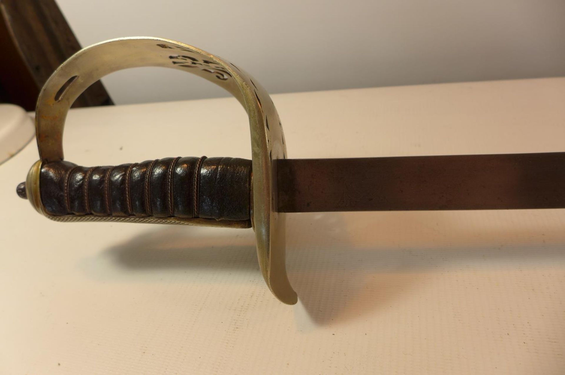 A GEORGE V 1895/97 INFANTRY OFFICERS SWORD, 82CM BLADE WITH LEATHER SCABBARD - Image 7 of 10