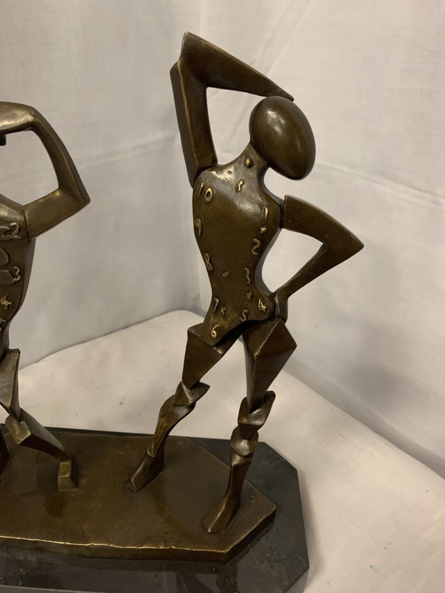 A BRONZE SCULPTURE OF TWO SALVADOR DALI FIGURES ON A MARBLE BASE H:35CM - Image 3 of 5