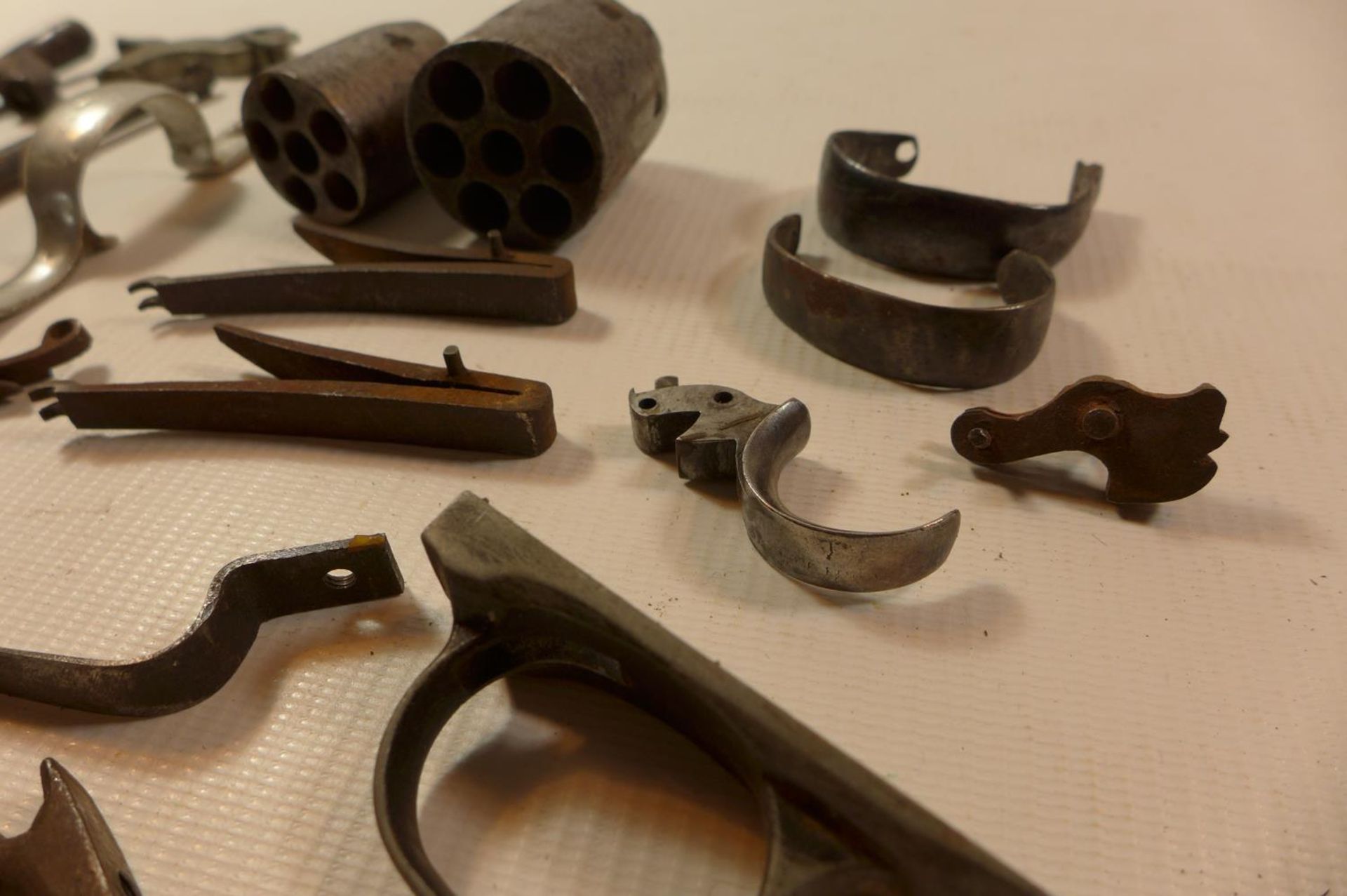 A COLLECTION OF PERCUSSION ITEMS TO INCLUDE 2 REVOLVERS, HAMMERS, SPRINGS, RAMMER ETC - Image 4 of 5