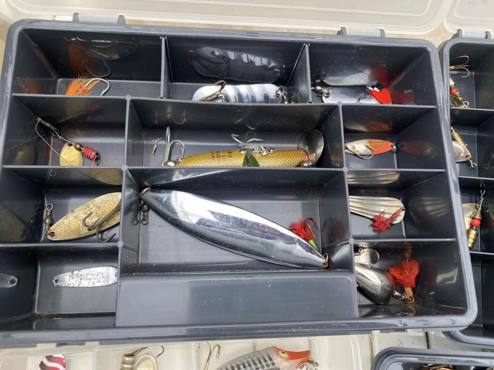 SIX BOXES OF VINTAGE AND OTHER FISHING LURES TO INCLUDE ABU, GRADDING, STUCK THUNA ETC - Image 3 of 6