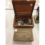 A WOODEN BOX HOLDING SEVERAL SMALL POCKET KNIVES AND LIGHTERS AND AN 'ARISTON' CLOUDISER