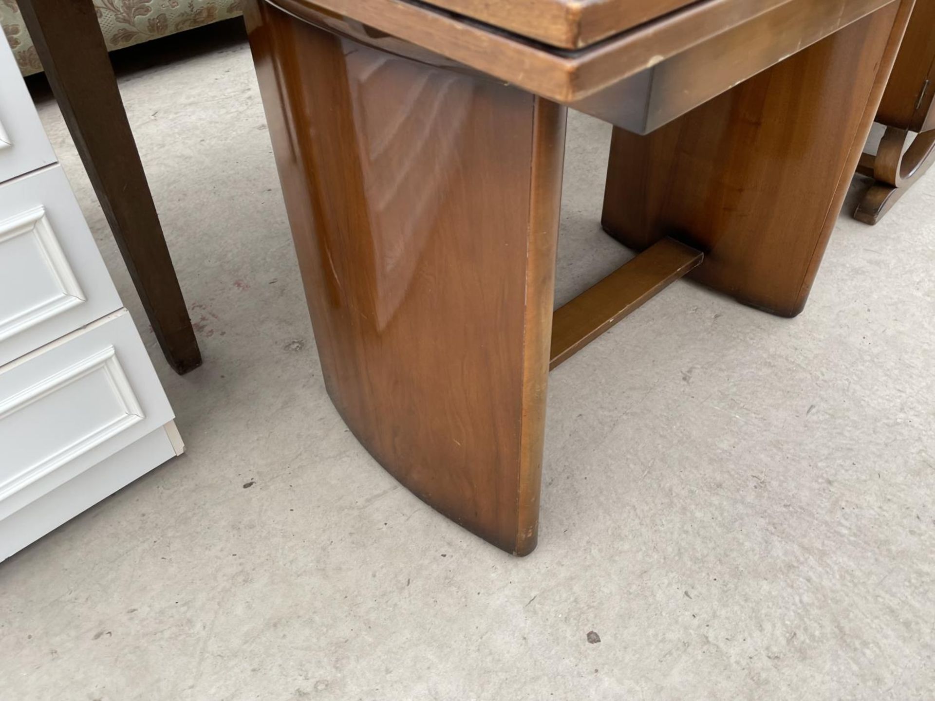 A MID 20TH CENTURY SHINY WALNUT SIDEBOARD AND MATCHING DRAW-LEAF DINING TABLE - Image 4 of 9