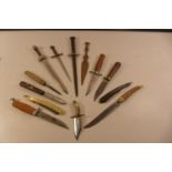 TWELVE ASSORTED KNIVES TO INCLUDE A BOWIE EXAMPLE, BLADE LENGTHSVARY FROM 7CM -19CM