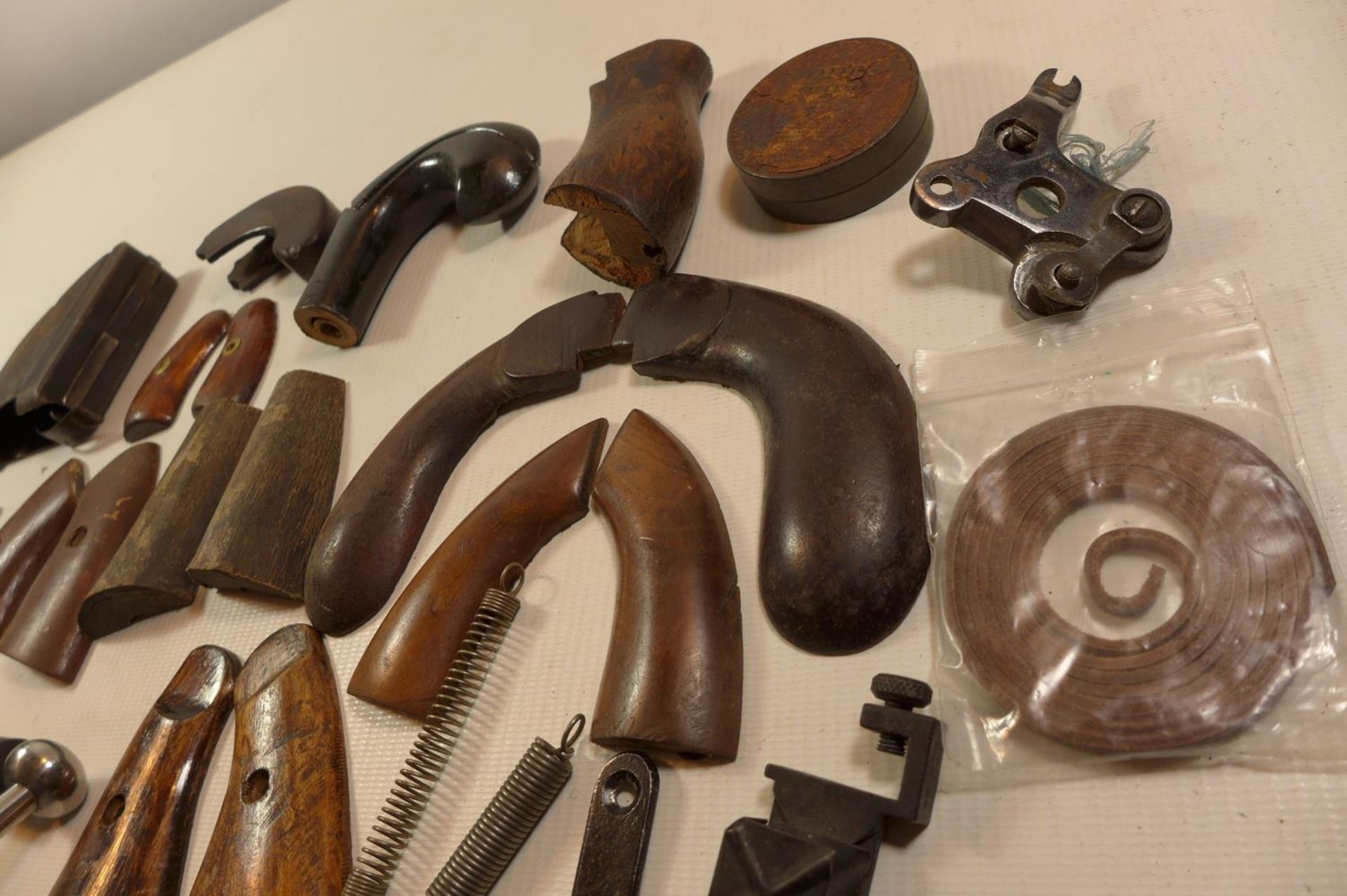 A COLLECTION OF GUN PARTS, TO INCLUDE SETS OF WOODEN GRIPS, MAGAZINES,SPRINGS ETC - Image 3 of 8