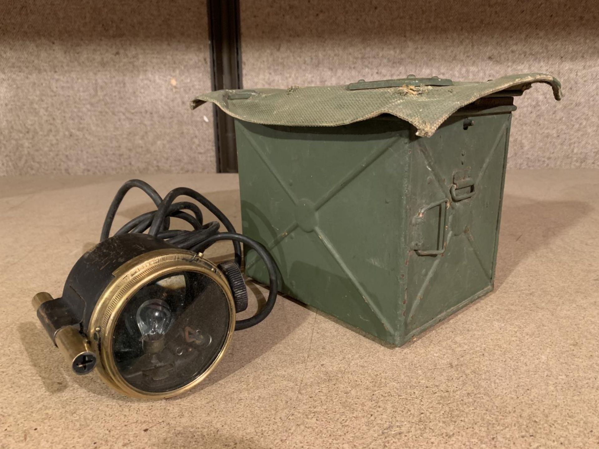 A WW2 SIGNALLING LAMP IN CASE