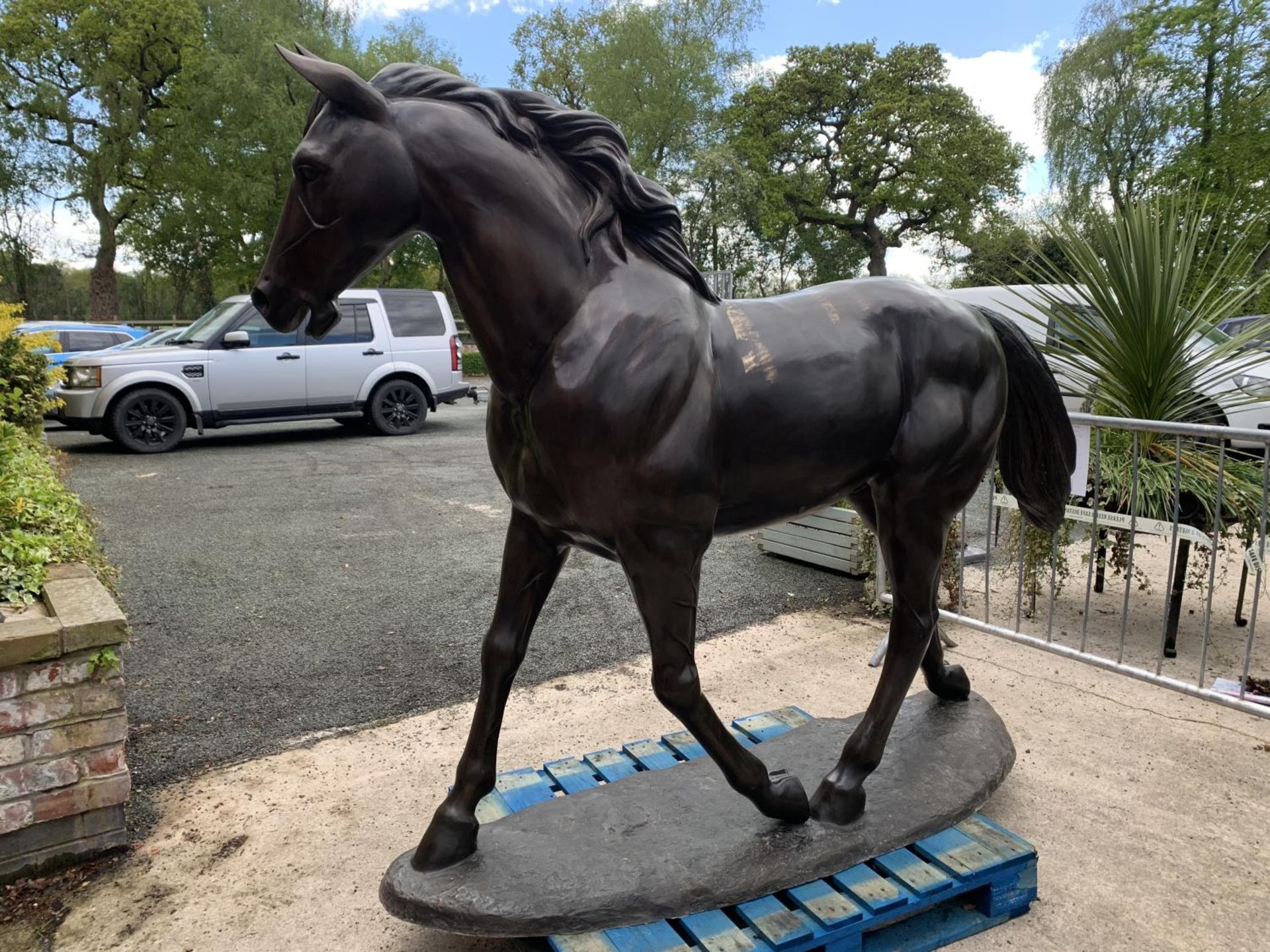 A LIFE-SIZE BRONZE HORSE FIGURE STANDING AT 13 HANDS HIGH - Image 5 of 8