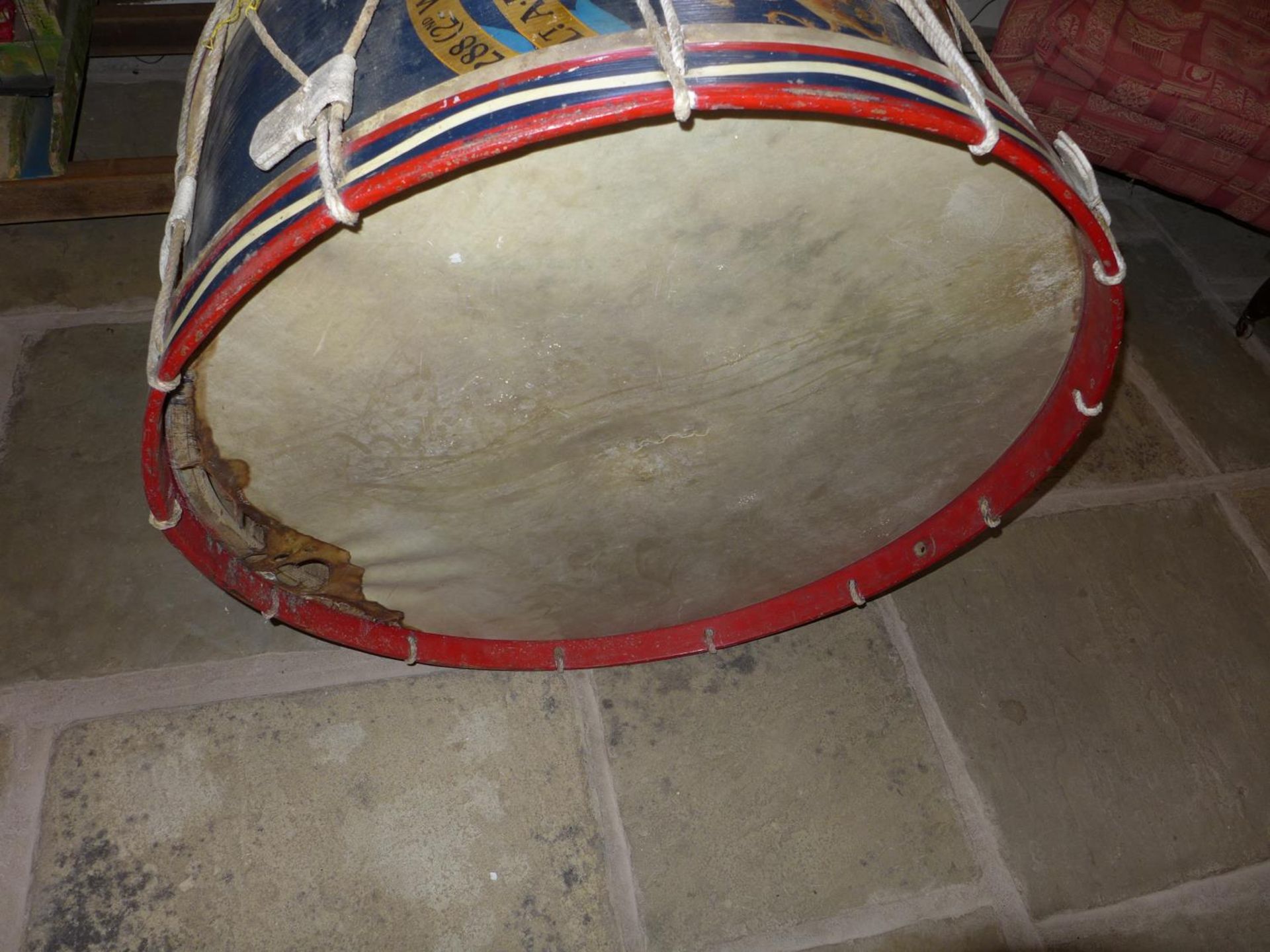 A LARGE EARLY 20TH CENTURY ROYAL ARTILLARY REGIMENTAL BASS DRUM, 82 CM DIAMETER, WITH ROYAL COAT - Image 12 of 17