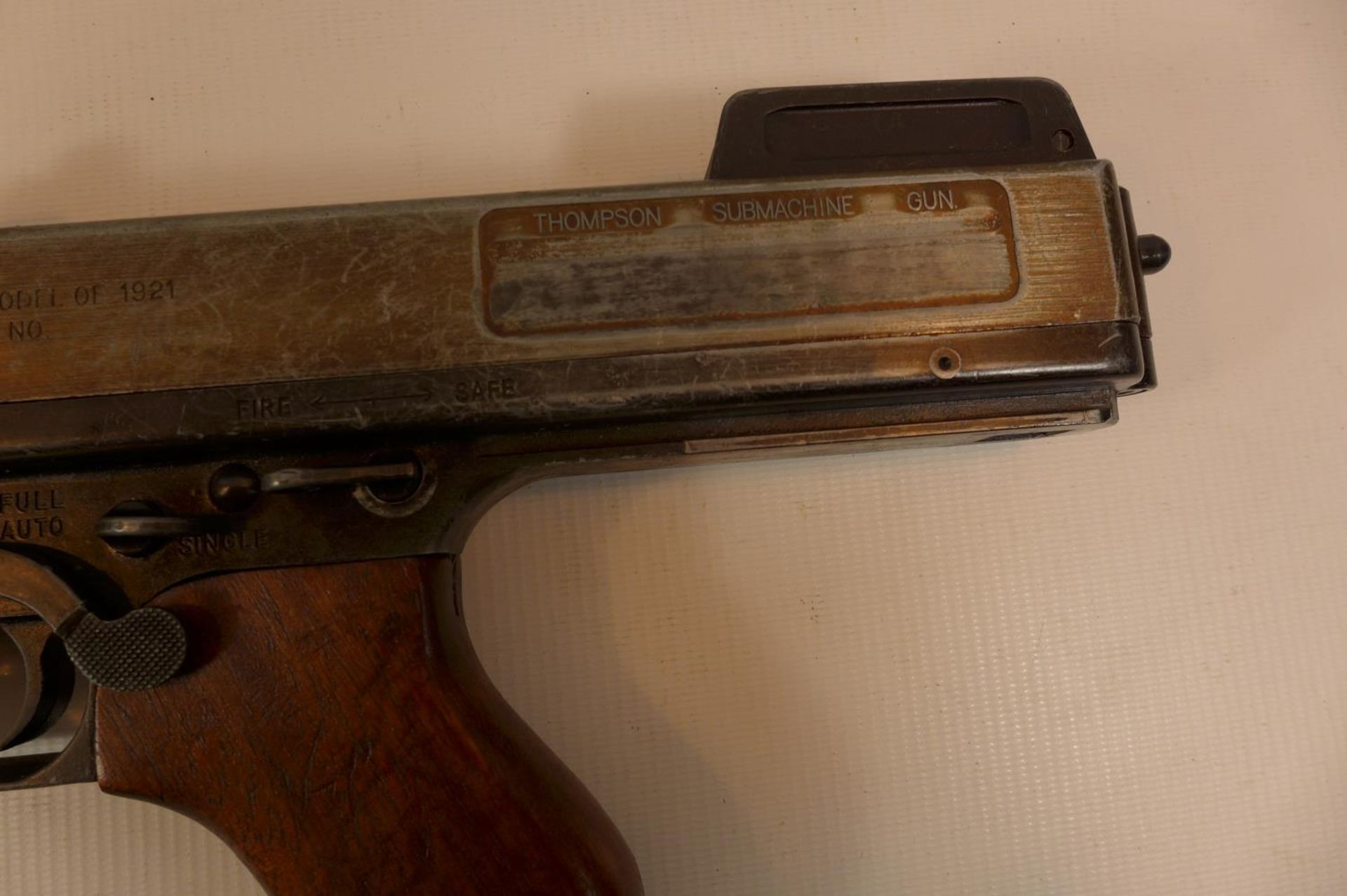 A REPLICA NON FIRING MODEL 1921 THOMPSON SUBMACHINE GUN, LENGTH 83CM - Image 7 of 8