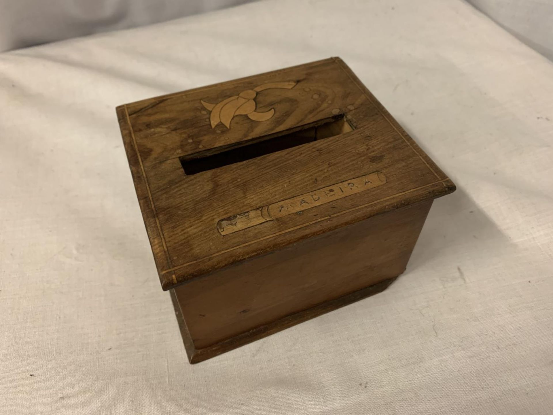 AN INLAID WOODEN STORAGE BOX