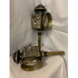 A PAIR OF VINTAGE BRASS COACHING LAMPS (ONE WITH GLASS A/F)