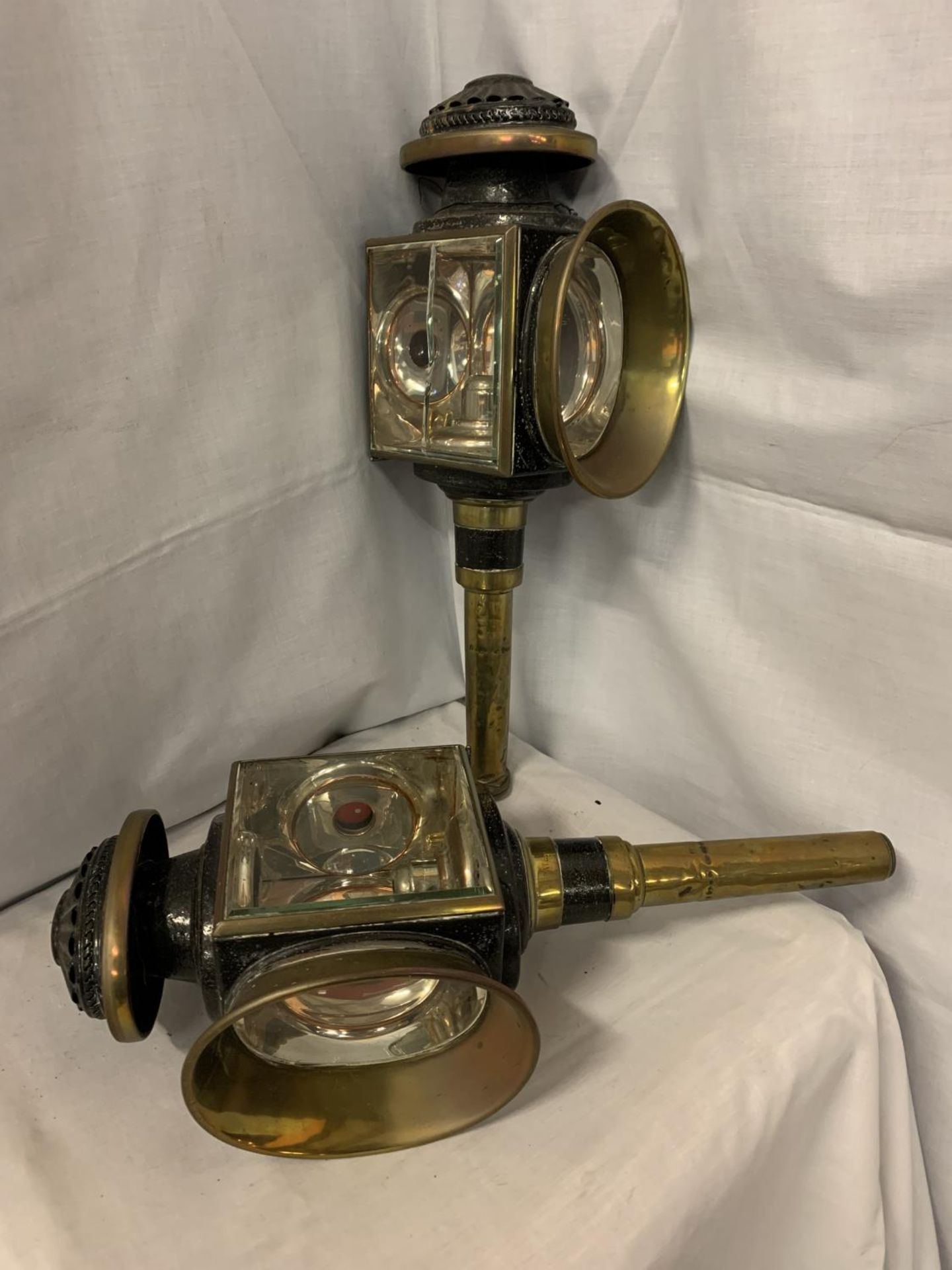A PAIR OF VINTAGE BRASS COACHING LAMPS (ONE WITH GLASS A/F)