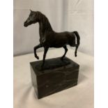 A BRONZE FIGURINE OF A HORSE ON A MARBLE BASE SIGNED L CARVIN H:20.5CM