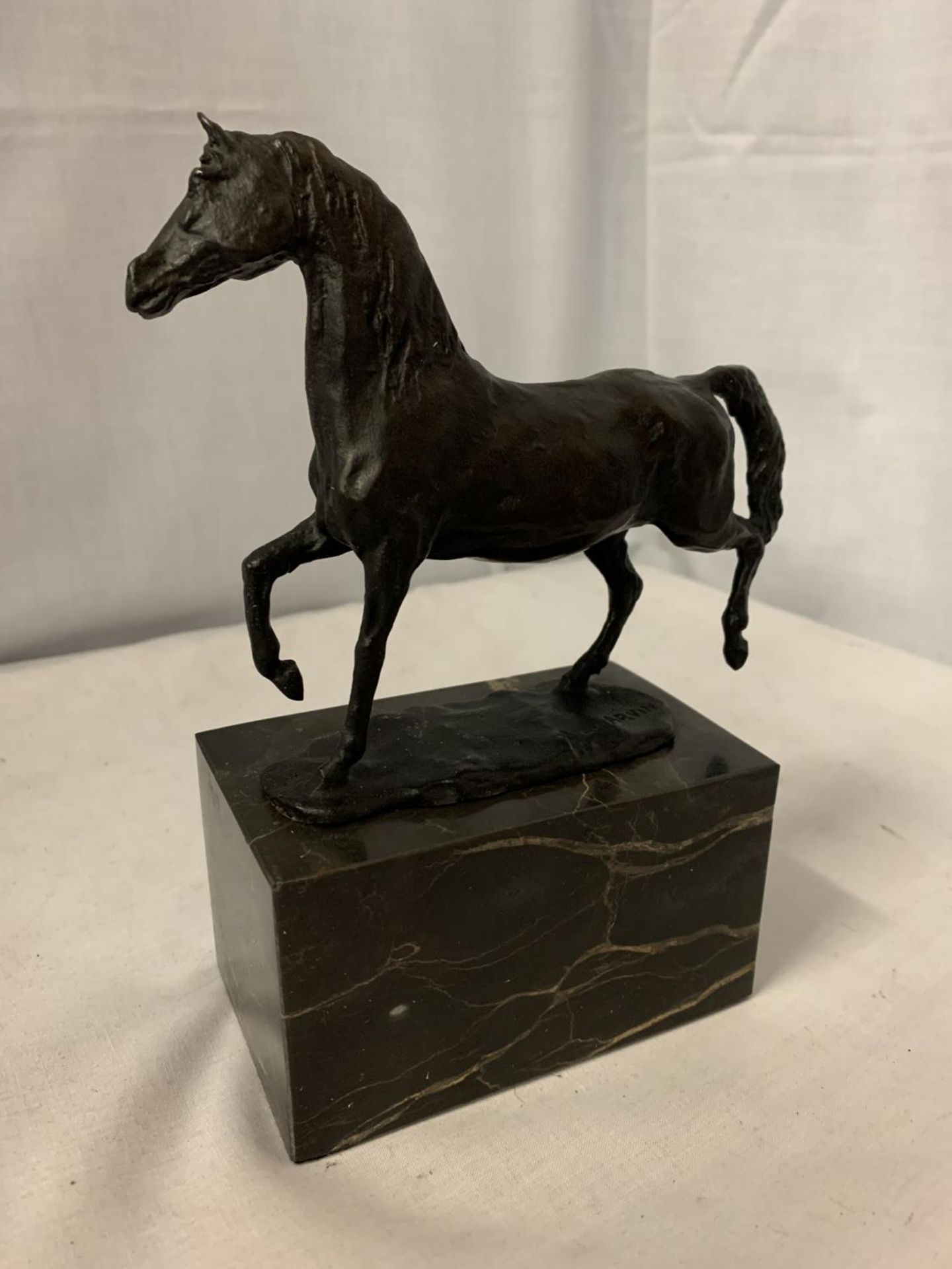 A BRONZE FIGURINE OF A HORSE ON A MARBLE BASE SIGNED L CARVIN H:20.5CM