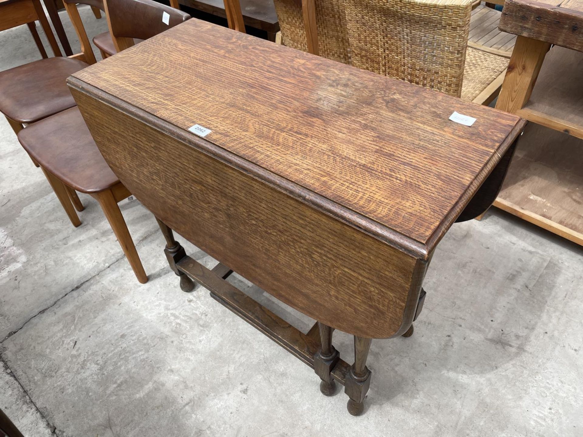 AN EARLY 20TH CENTURY OAK GATELEG TABLE ON TURNED LEGS - Image 4 of 4