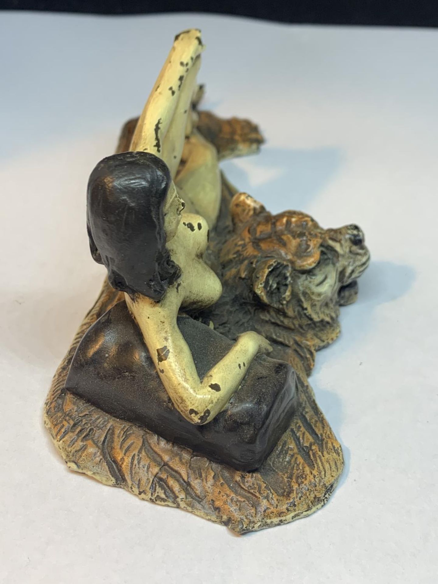 A COLD PAINTED BRONZE FIGURINE OF A NUDE LADY LYING ON A TIGER RUG - Image 3 of 4