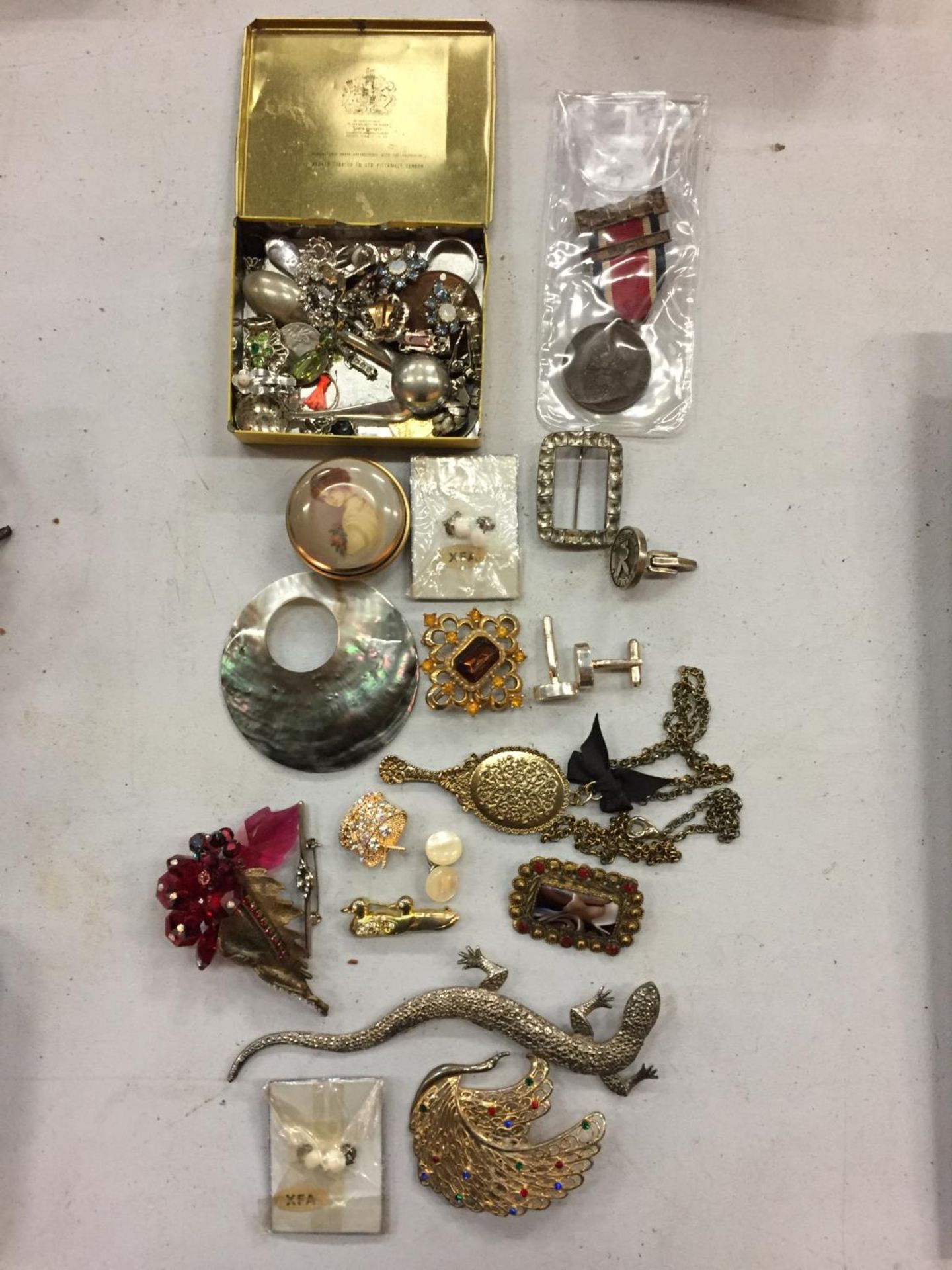 VARIOUS ITEMS OF COSTUME JEWELLERY, MAINLY BROOCHES