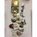 VARIOUS ITEMS OF COSTUME JEWELLERY, MAINLY BROOCHES