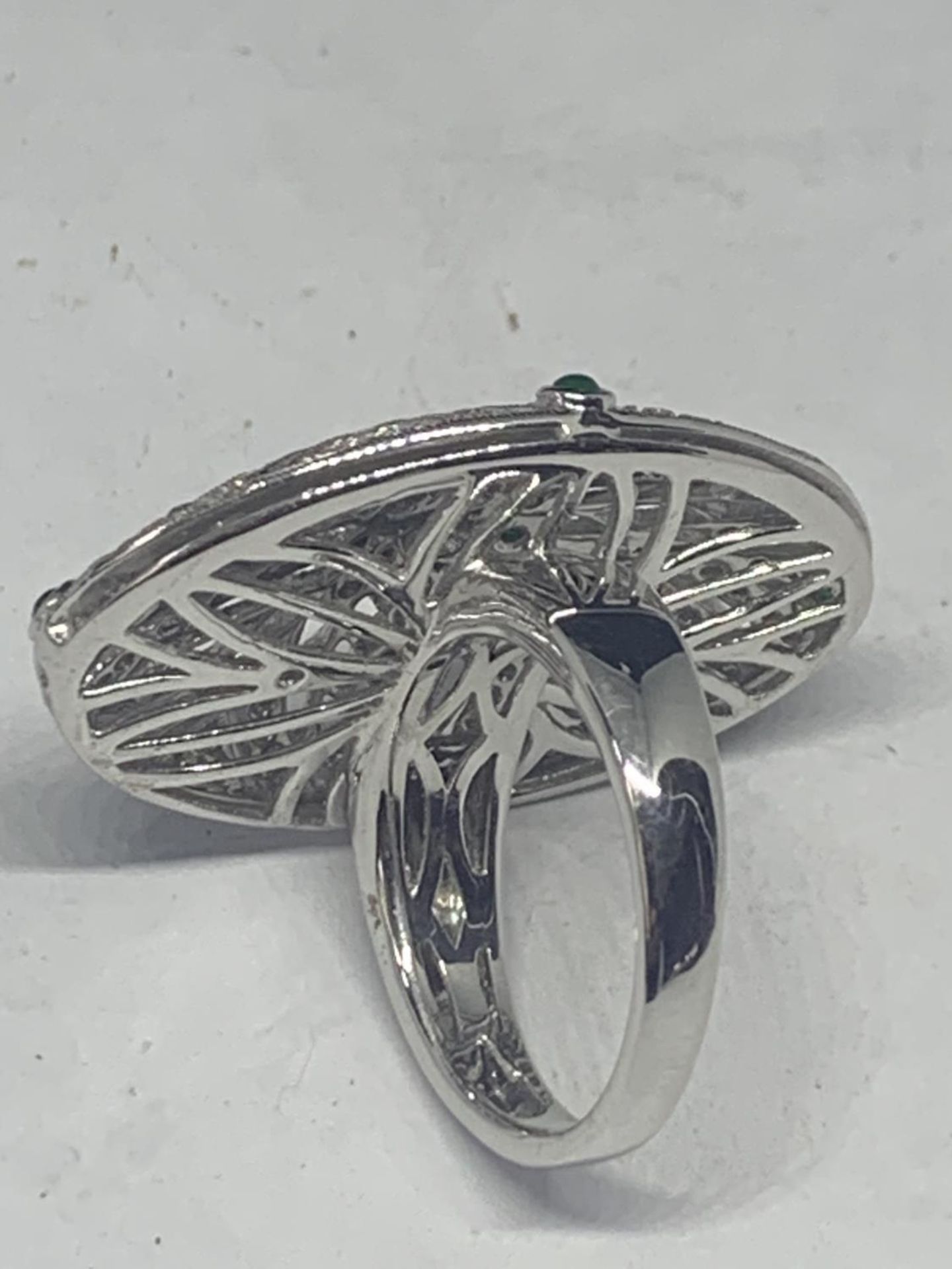 AN 18 CARAT WHITE GOLD DIAMOND AND EMERALD COCKTAIL RING GROSS WEIGHT 13.2 GRAMS SIZE O/P - Bild 4 aus 4