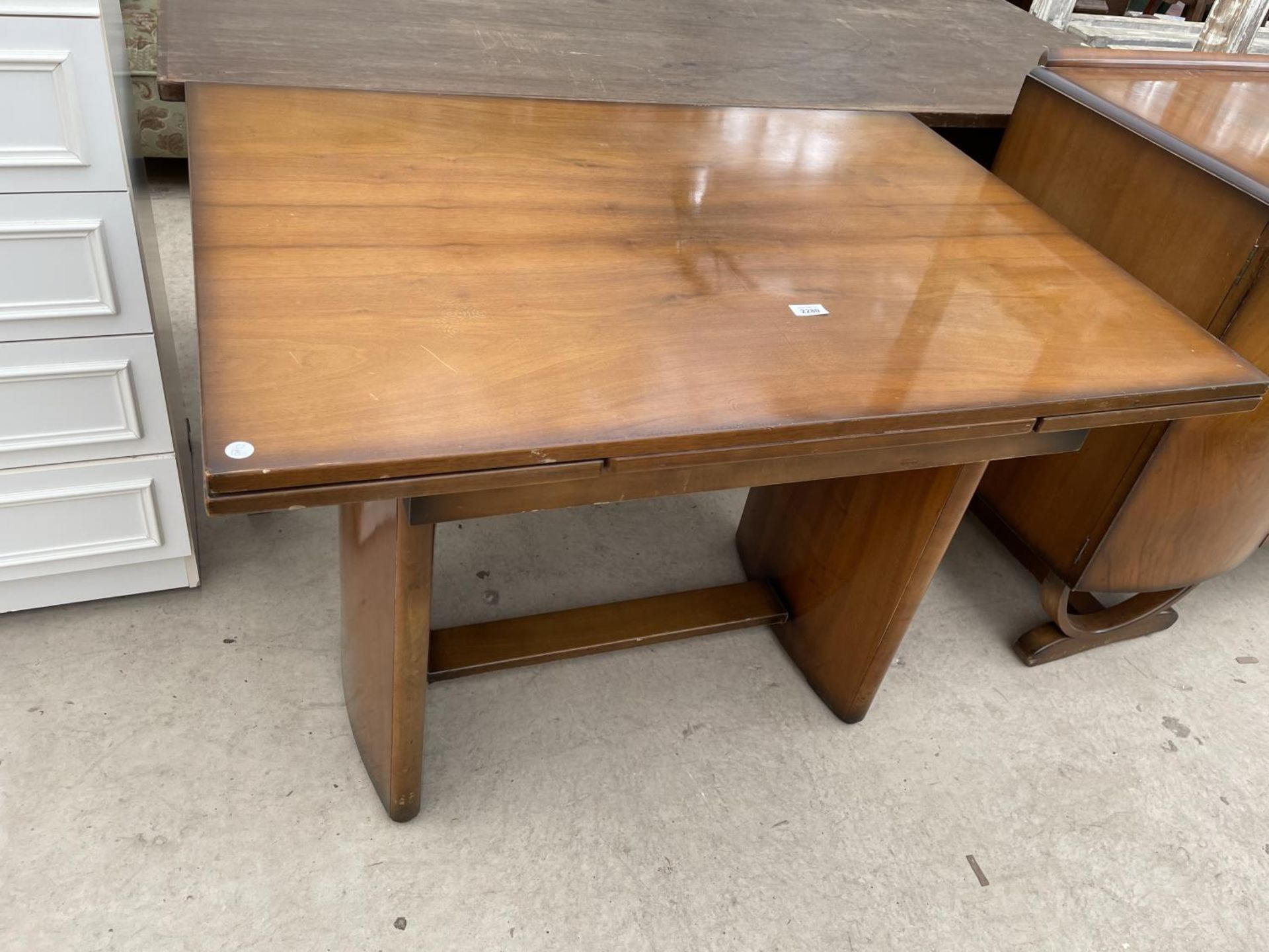 A MID 20TH CENTURY SHINY WALNUT SIDEBOARD AND MATCHING DRAW-LEAF DINING TABLE - Image 2 of 9