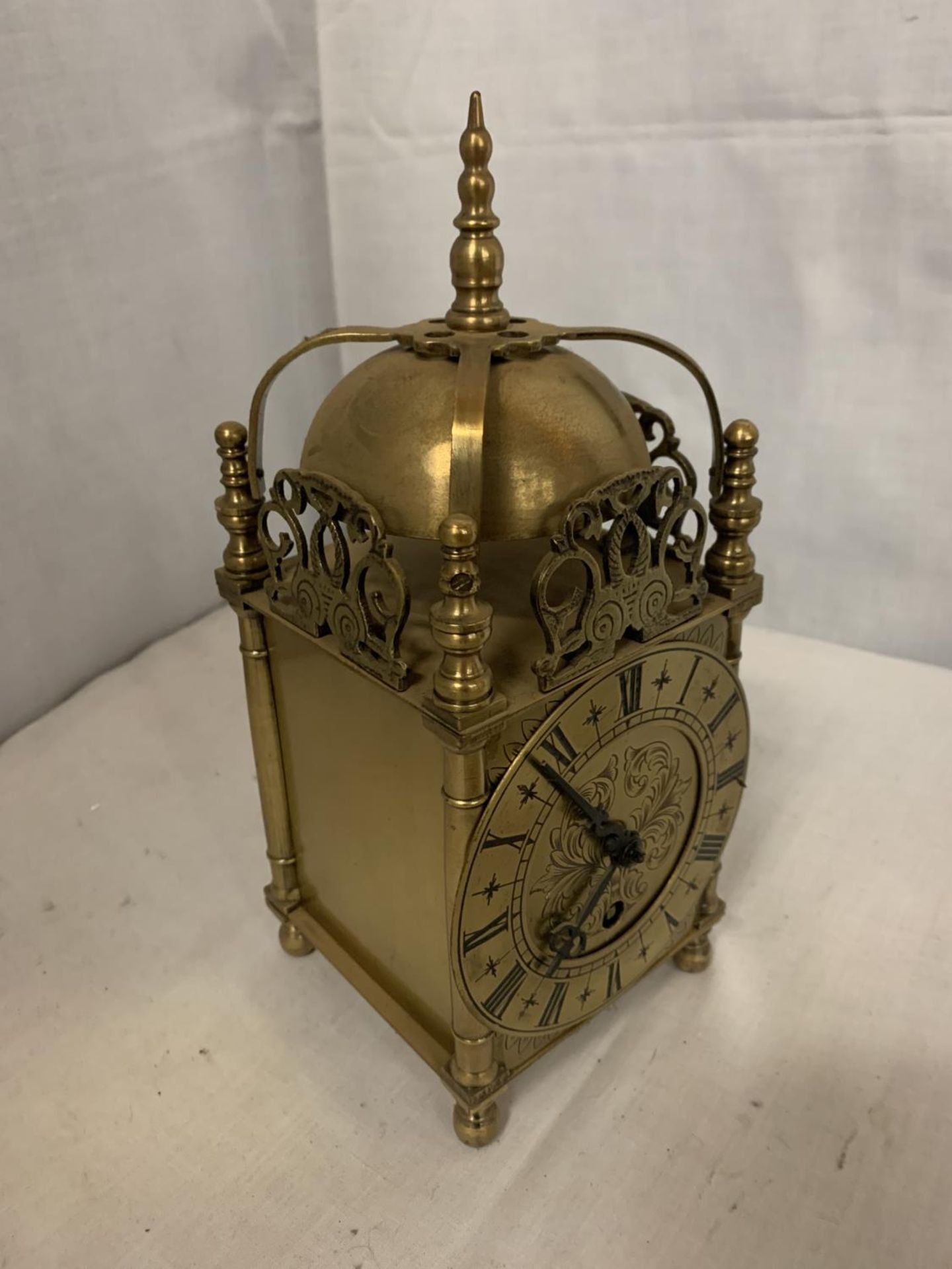 A BRASS LANTERN CLOCK (NO PENDULUM) - Image 4 of 5