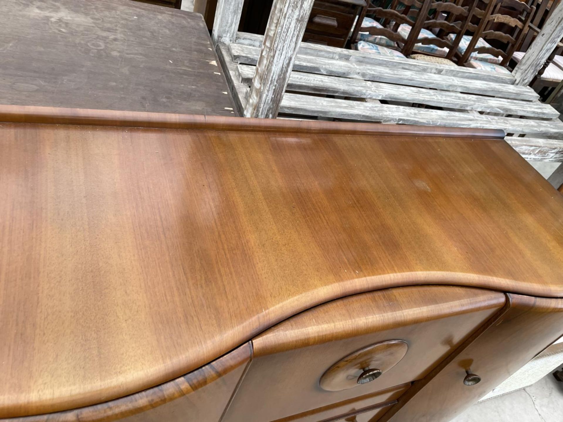 A MID 20TH CENTURY SHINY WALNUT SIDEBOARD AND MATCHING DRAW-LEAF DINING TABLE - Image 7 of 9