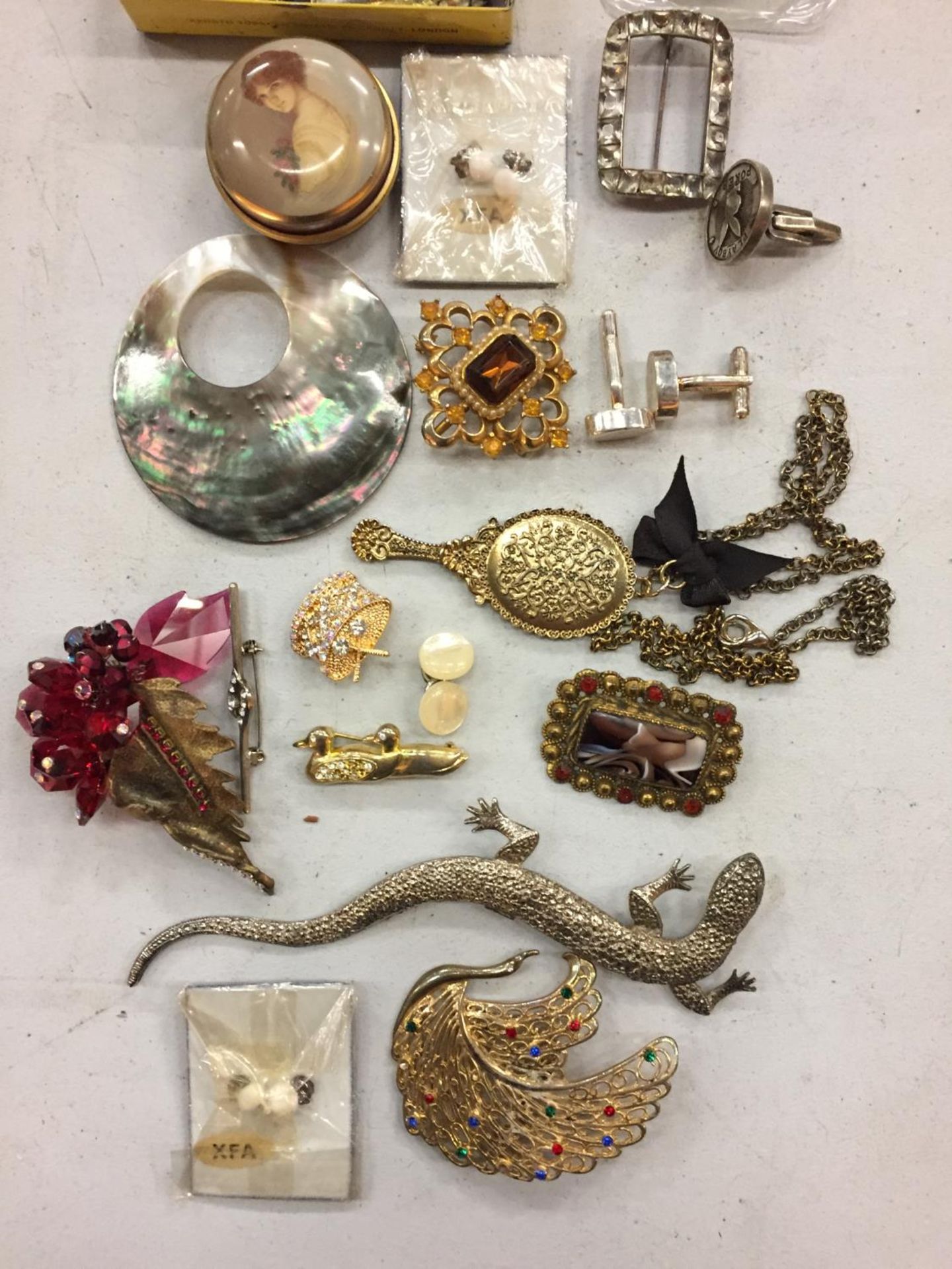 VARIOUS ITEMS OF COSTUME JEWELLERY, MAINLY BROOCHES - Bild 2 aus 4