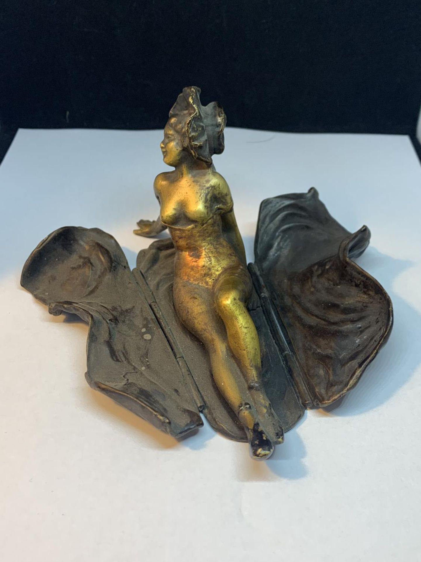 A COLD PAINTED BRONZE FIGURE WHICH OPENS OUT TO REVEAL A LADY ON A LILY PAD L:14cm - Image 3 of 5