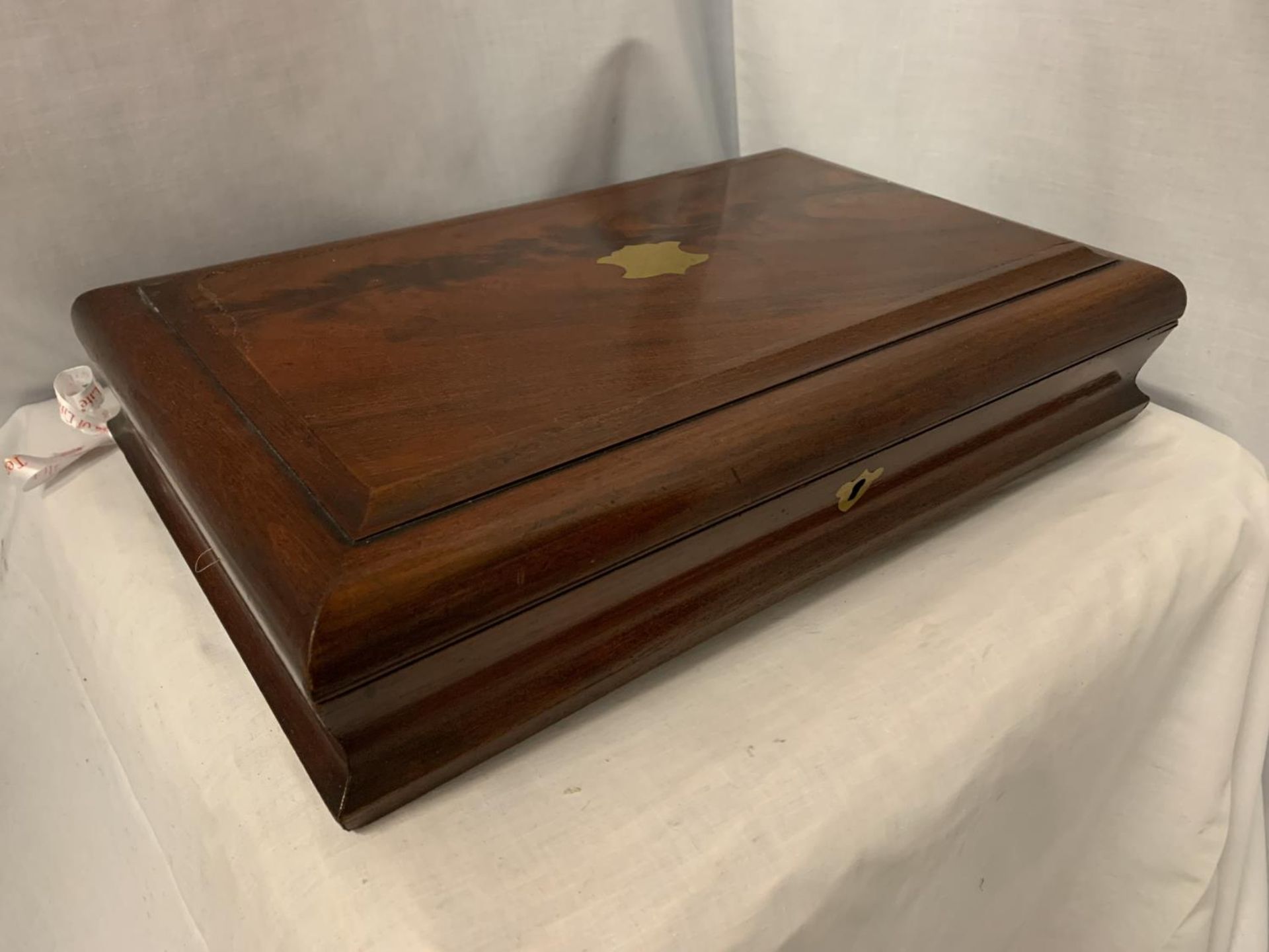 A MAHOGANY BOX WITH BRASS INLAY CONTAINING VARIOUS ITEMS OF FLATWARE - Image 7 of 8