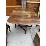 A MID 20TH CENTURY OAK GATELEG DINING TABLE ON TURNED LEGS