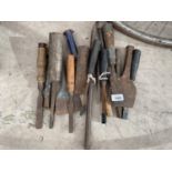 AN ASSORTMENT OF VINTAGE CHISELS