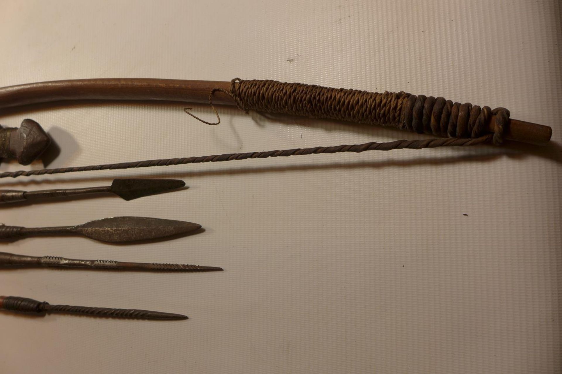 AN AFRICAN BOW, LENGTH 151CM 2 SPEARS, 2 FISHING SPEARS, AN AFRICAN KNIFE AND A WOODEN KNIFE - Image 3 of 5