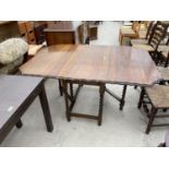 AN EARLY 20TH CENTURY OAK GATELEG DINING TABLE ON BARLEYTWIST LEGS, 42X59" OPENED