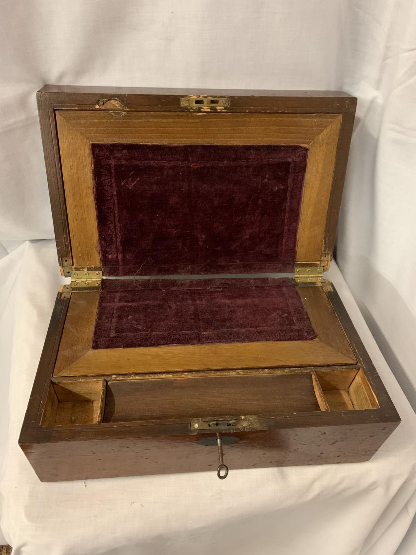 A MAHOGANY WRITING SLOPE WITH A DECORATIVE PLAQUE AND KEY TO INCLUDE A PARKER BIRO - Image 2 of 4