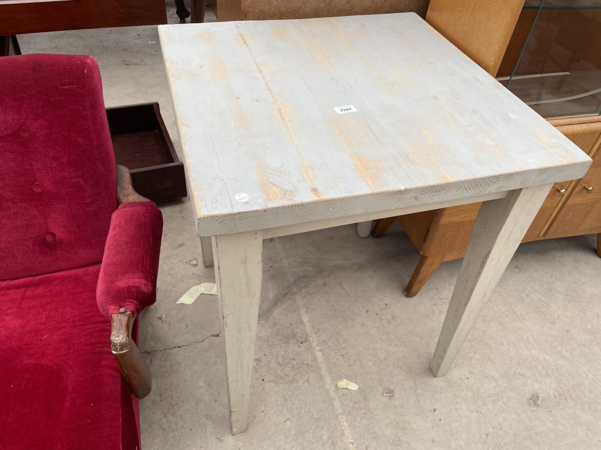 A MODERN PAINTED KITCHEN TABLE ON TAPERED LEGS, 25" SQUARE