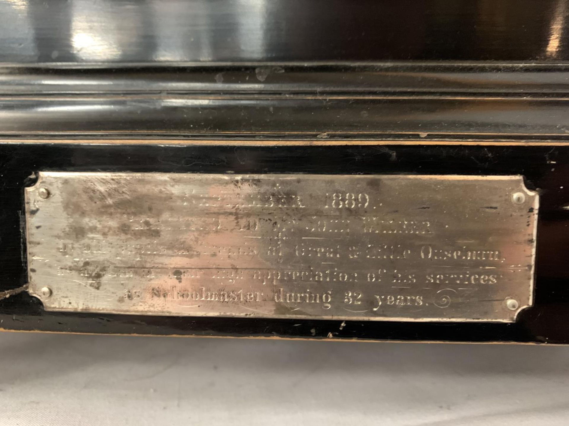 A VICTORIAN EBONISED BRACKET CLOCK WITH SILVERISED DIAL, GILDED DECORATION AND PIERCED SIDE - Image 4 of 7