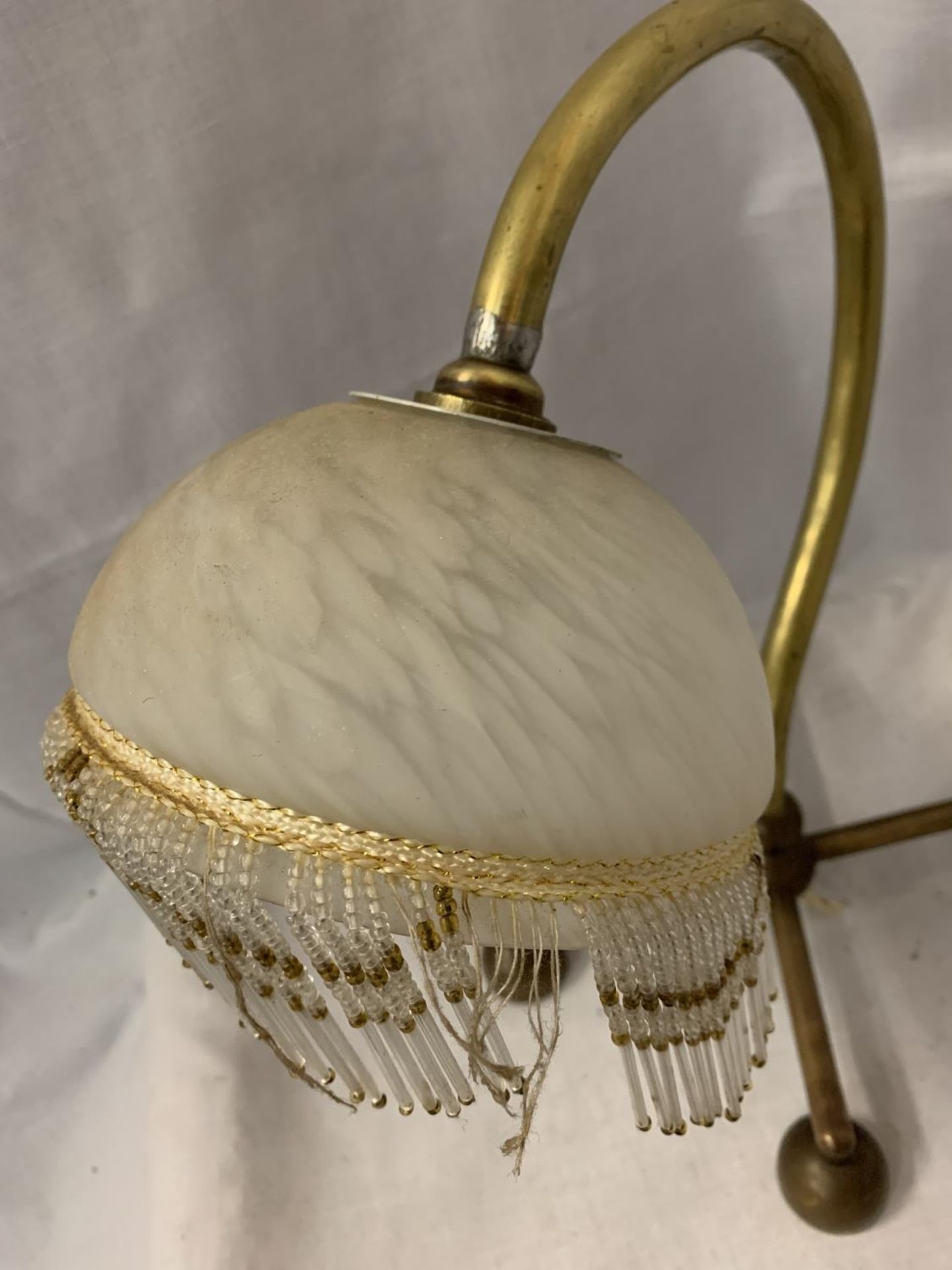 A BENSON BRASS TABLE LAMP WITH DECO GLASS SHADE AND FRINGE - Image 4 of 4