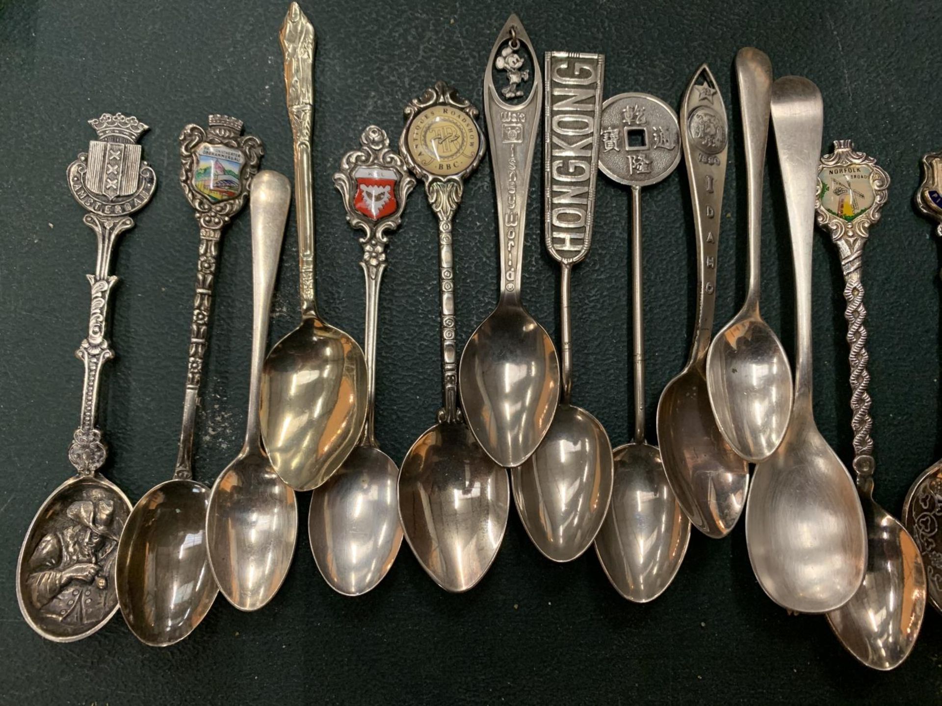 EIGHTEEN VARIOUS TEA SPOONS, SOME SILVER AND A PEN KNIFE WITH A VINTAGE TIN - Image 3 of 3