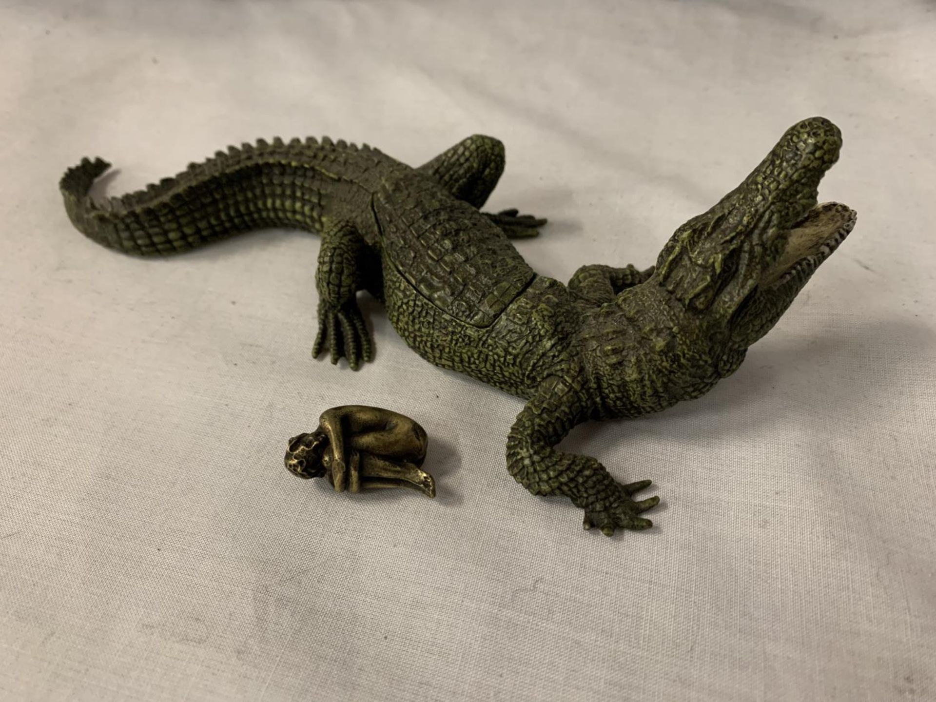 A FRANZ BERGMAN STYLE COLD PAINTED BRONZE CROCODILE WITH A REMOVABLE AND A CURLED UP LADY INSIDE - Image 3 of 3