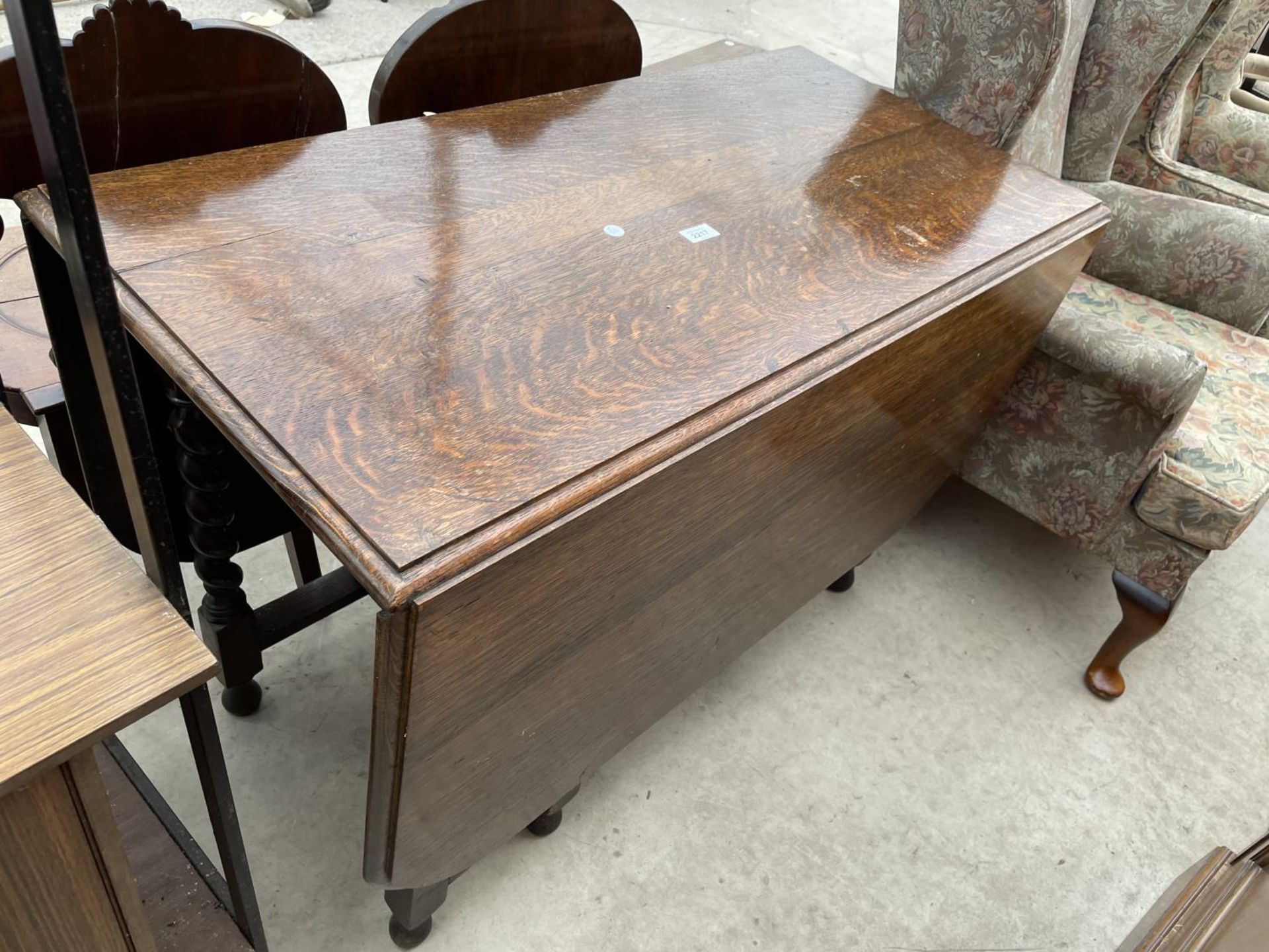 AN EARLY 20TH CENTURY OAK GATELEG TABLE ON BARLEYTWIST LEGS