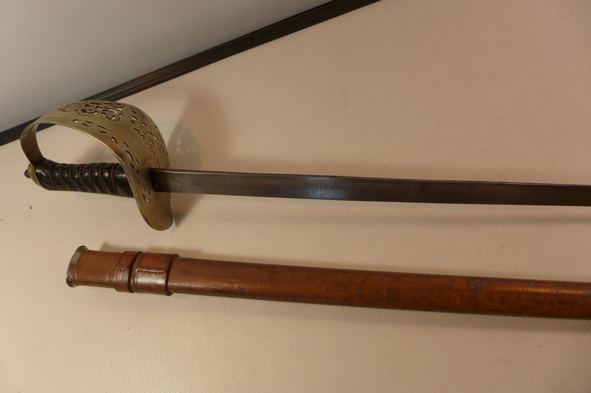 A GEORGE V 1895/97 INFANTRY OFFICERS SWORD, 82CM BLADE WITH LEATHER SCABBARD - Image 3 of 10