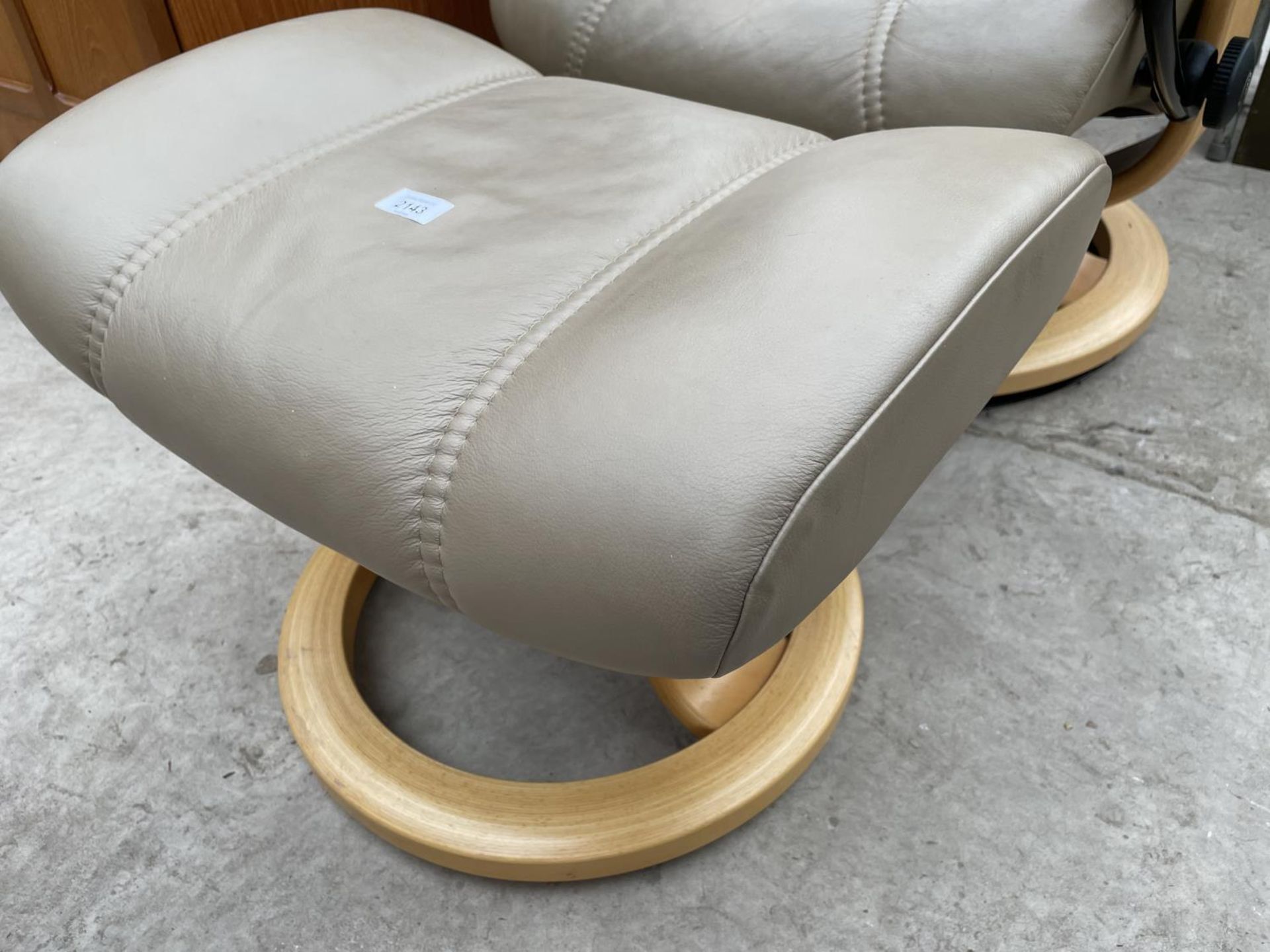 A STRESSLESS EKORNES RECLINER CHAIR COMPLETE WITH STOOL - Image 7 of 8