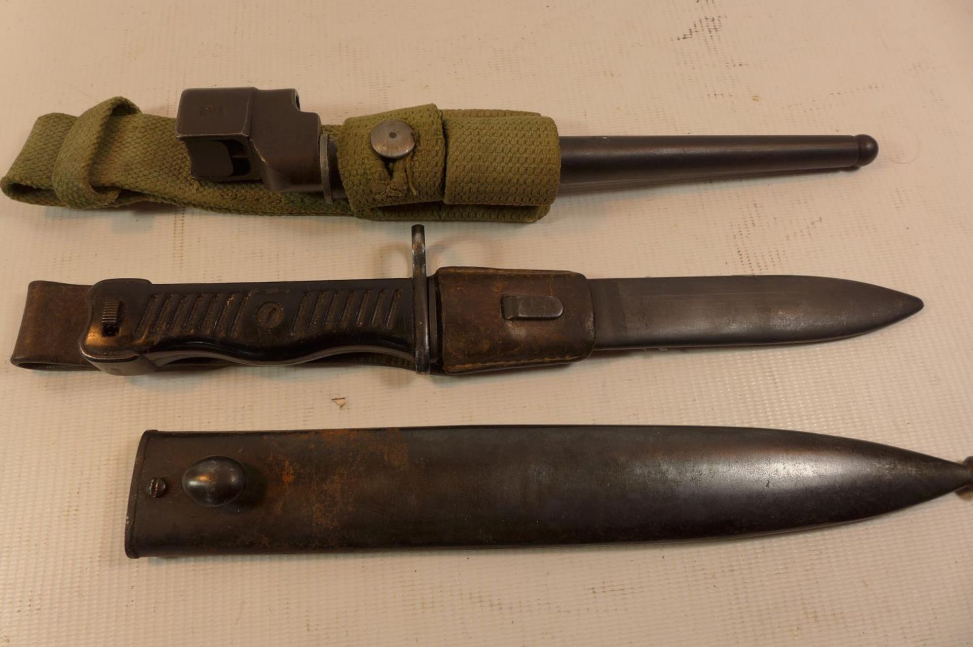 A YUGOSLAVIAN M56 BAYONET FOR RM1956 SUB MACHINE GUN, 17.5CM BLADE, COMPELTE WITH FROG, MARK II - Image 3 of 4