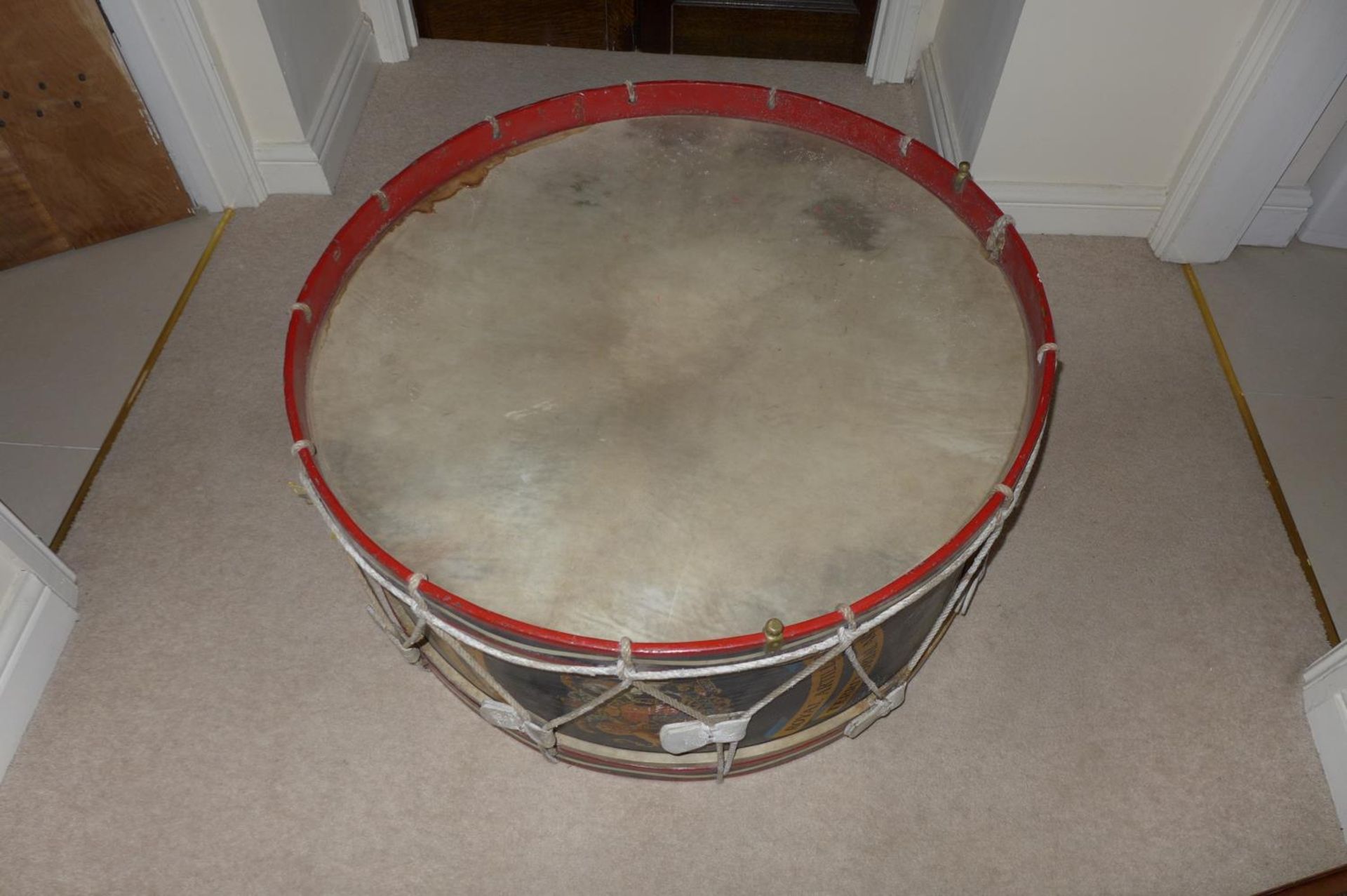 A LARGE EARLY 20TH CENTURY ROYAL ARTILLARY REGIMENTAL BASS DRUM, 82 CM DIAMETER, WITH ROYAL COAT - Image 3 of 17