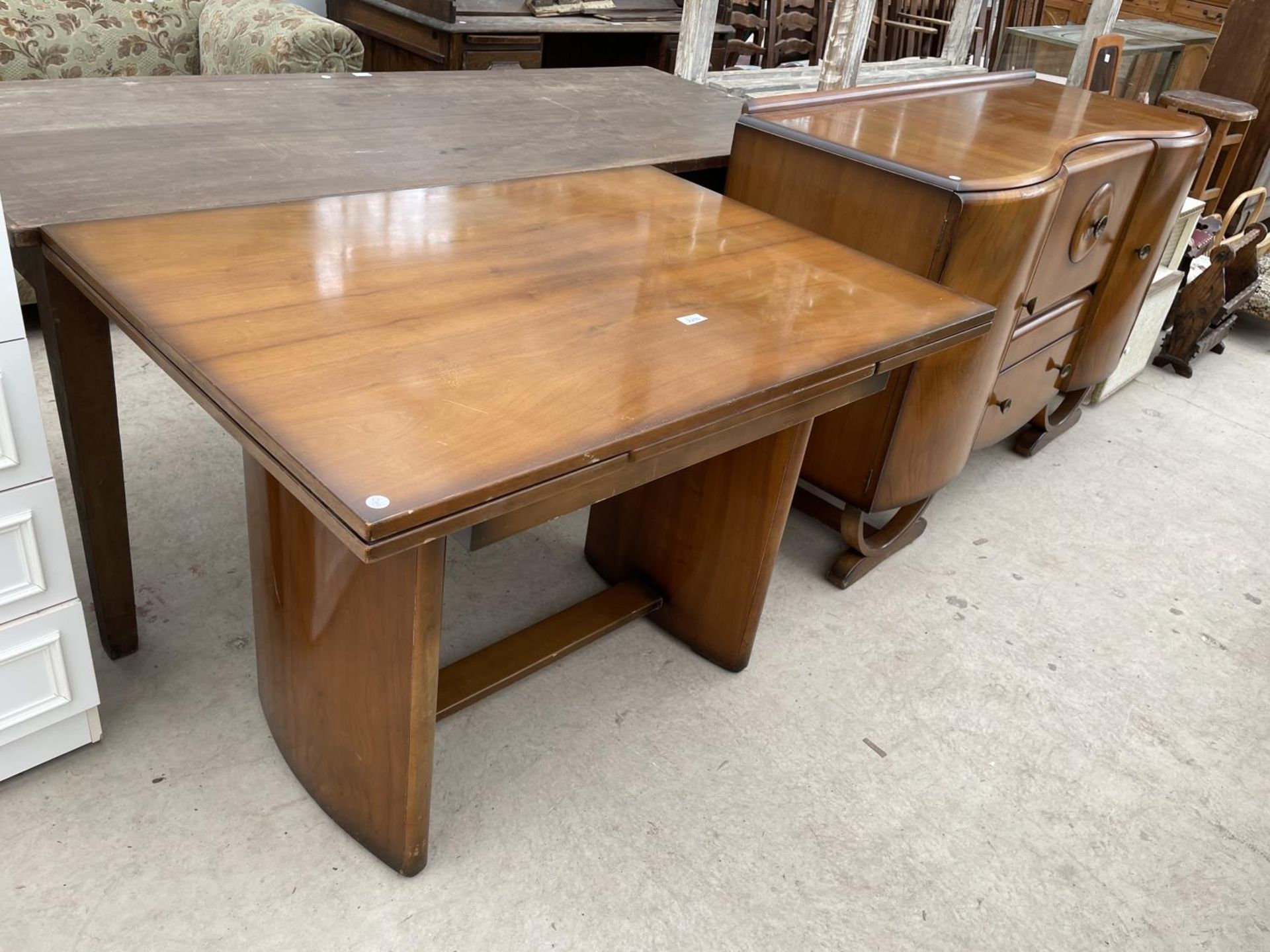 A MID 20TH CENTURY SHINY WALNUT SIDEBOARD AND MATCHING DRAW-LEAF DINING TABLE