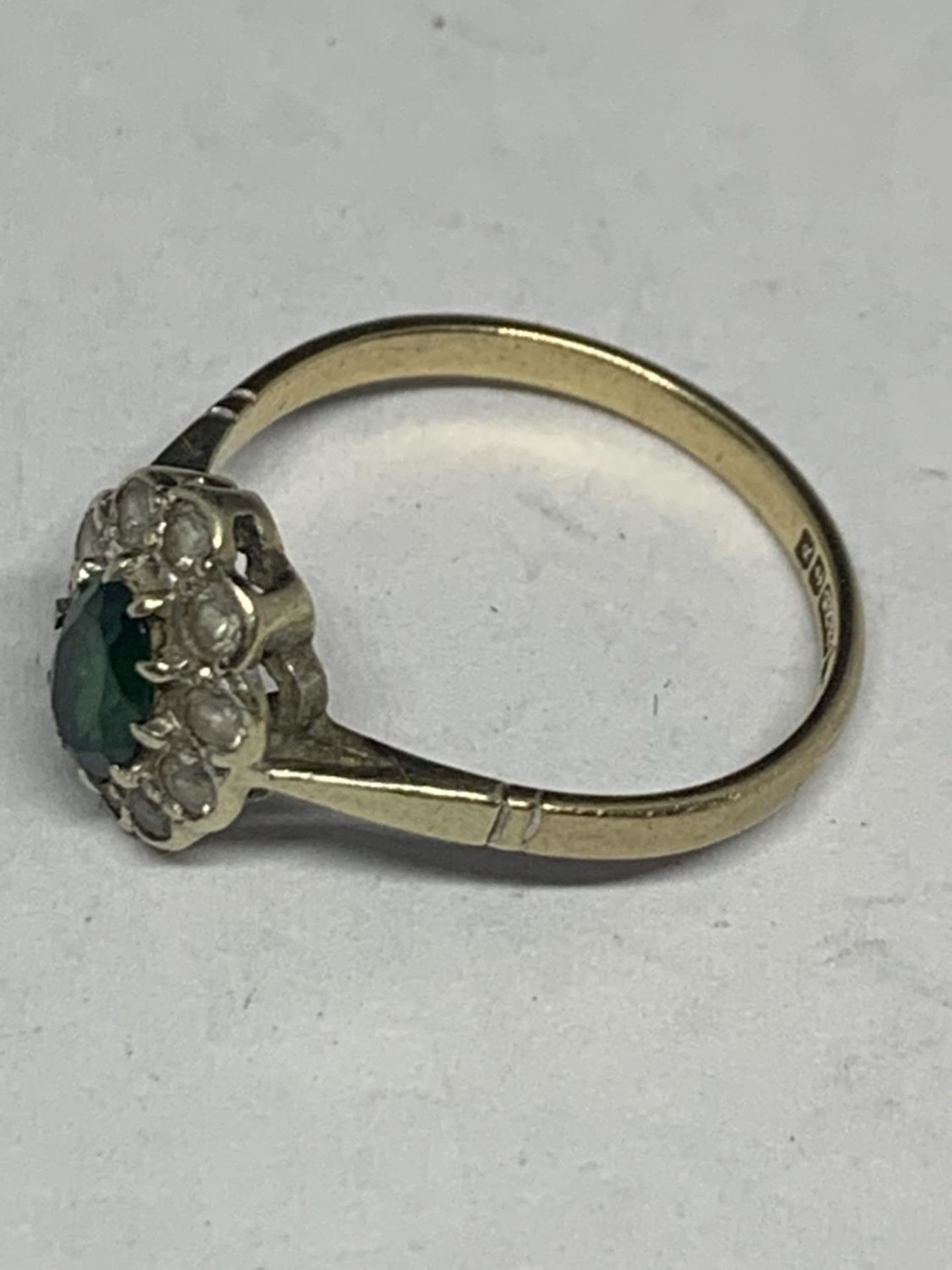 A 9 CARAT GOLD RING WITH A GREEN CENTRE STONE AND CLEAR STONE SURROUNDS SIZE M/N - Image 2 of 3