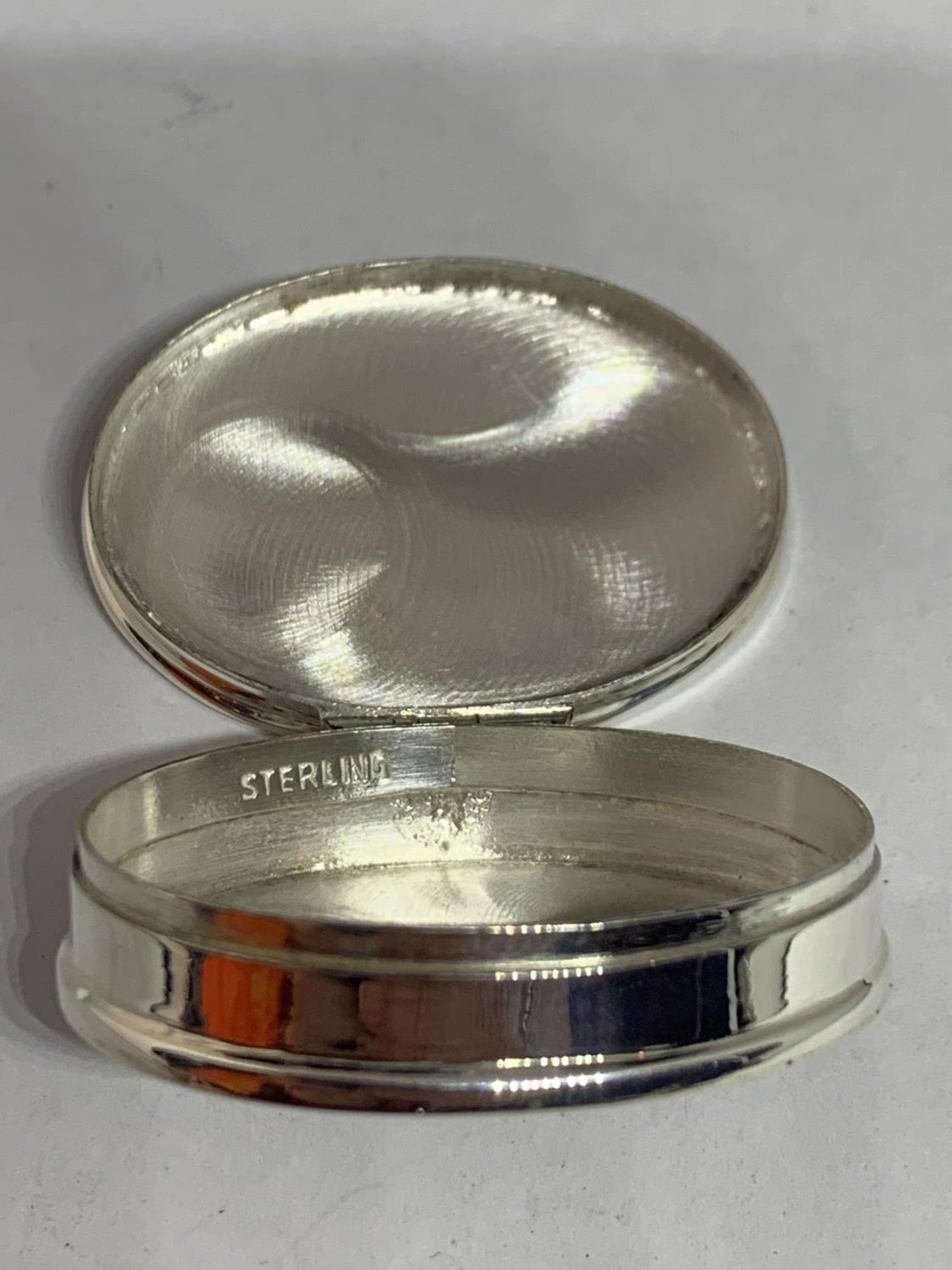 A MARKED 925 SILVER PILL BOX WITH AN ENAMEL EROTIC DESIGN TOP - Image 2 of 3