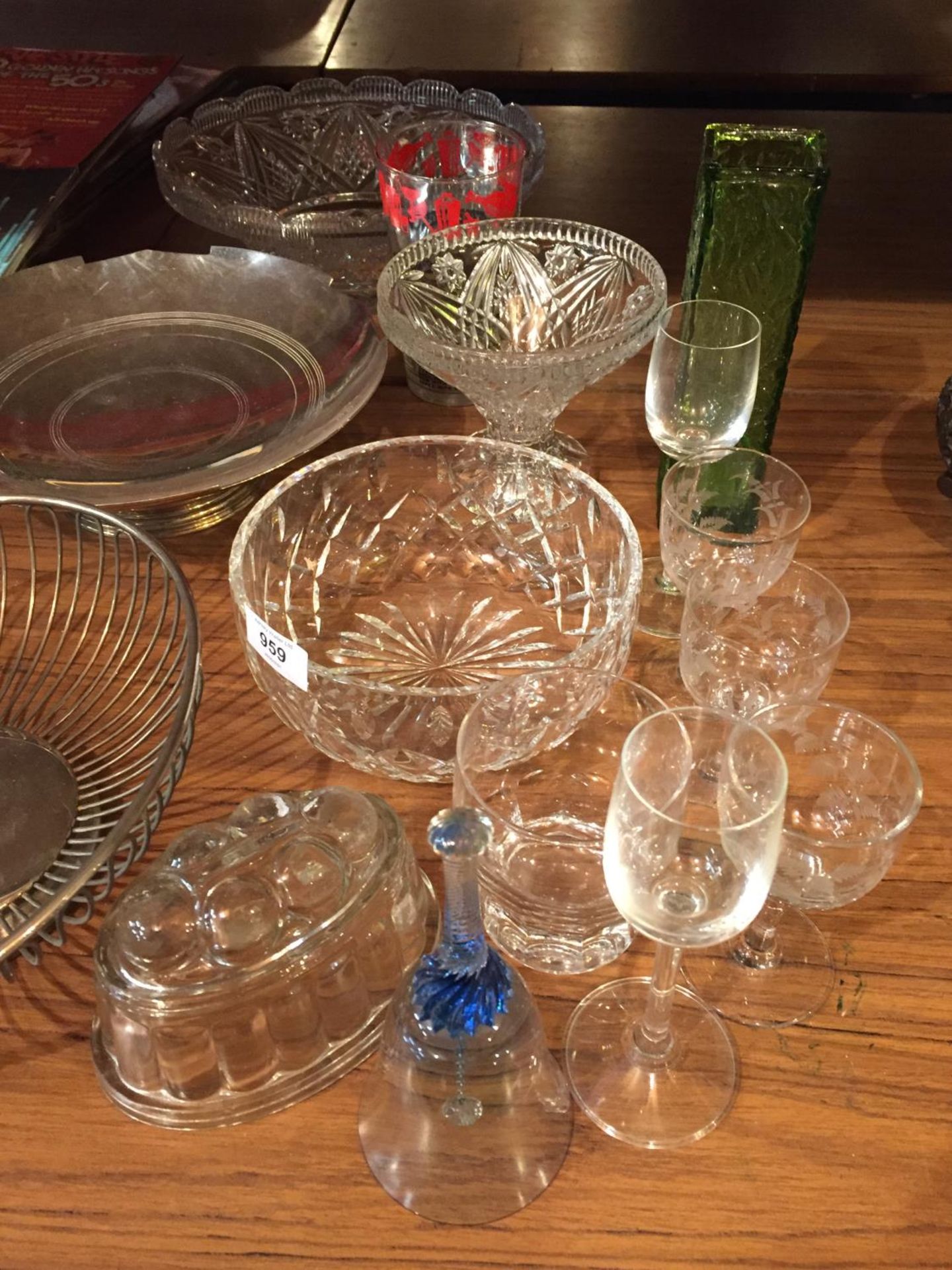 AN ASSORTMENT OF GLASS ITEMS TO ALSO INCLUDE A SILVER PLATE COMPORT AND DECORATIVE FRUIT BOWL - Image 3 of 3