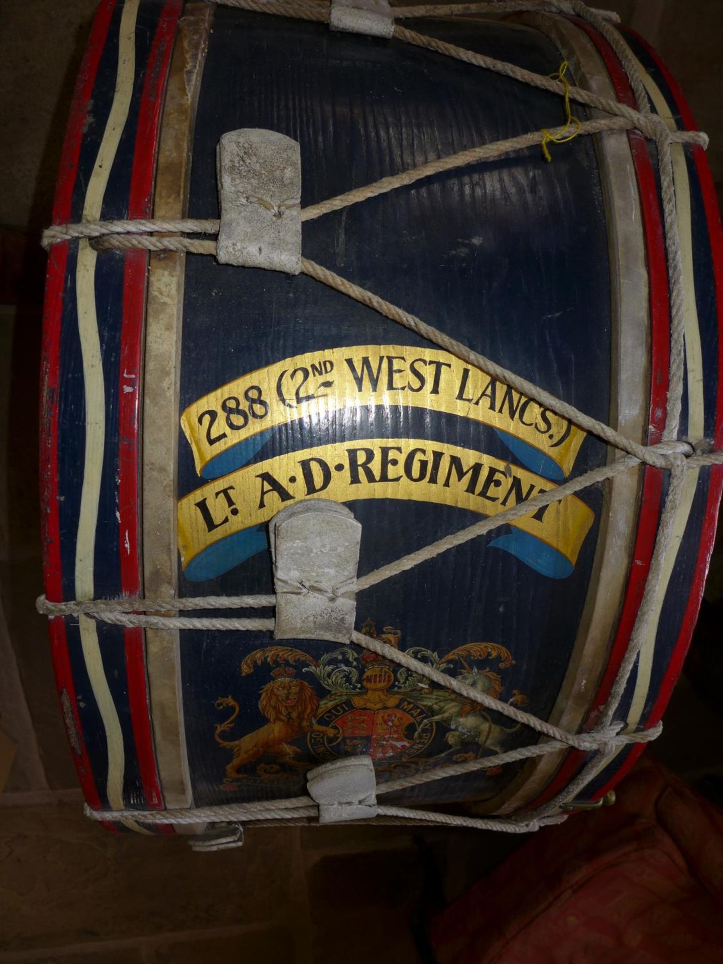 A LARGE EARLY 20TH CENTURY ROYAL ARTILLARY REGIMENTAL BASS DRUM, 82 CM DIAMETER, WITH ROYAL COAT - Image 11 of 17