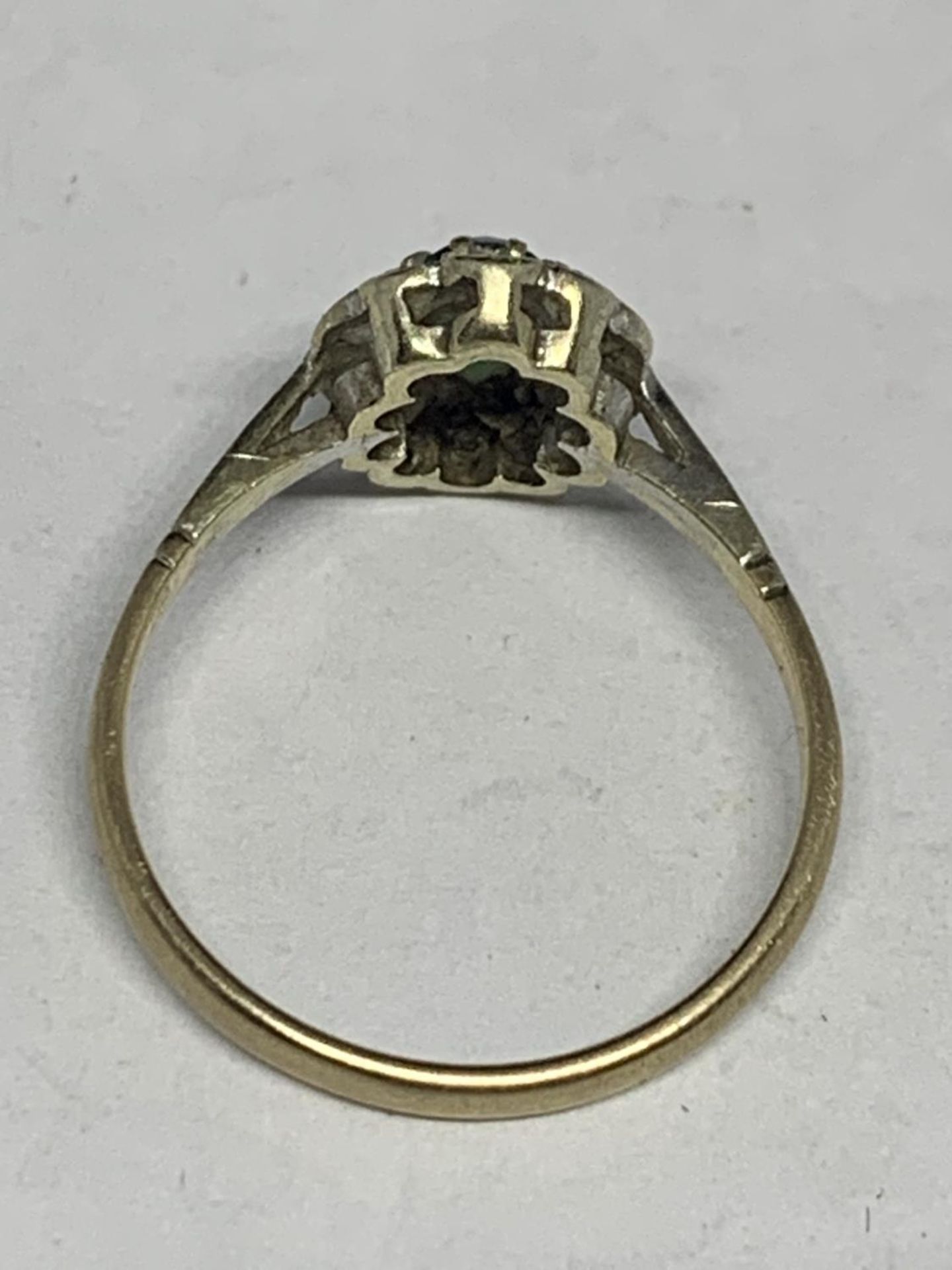 A 9 CARAT GOLD RING WITH A GREEN CENTRE STONE AND CLEAR STONE SURROUNDS SIZE M/N - Image 3 of 3