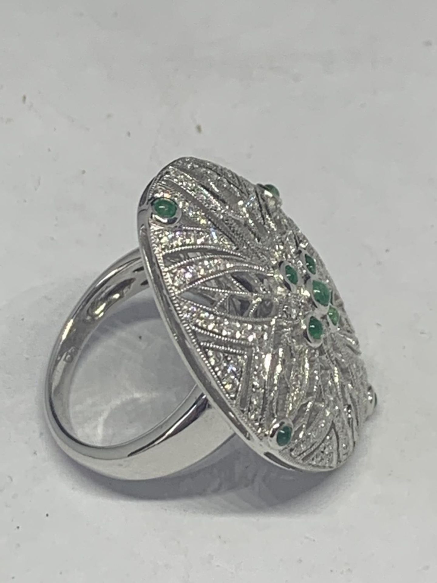 AN 18 CARAT WHITE GOLD DIAMOND AND EMERALD COCKTAIL RING GROSS WEIGHT 13.2 GRAMS SIZE O/P - Bild 2 aus 4